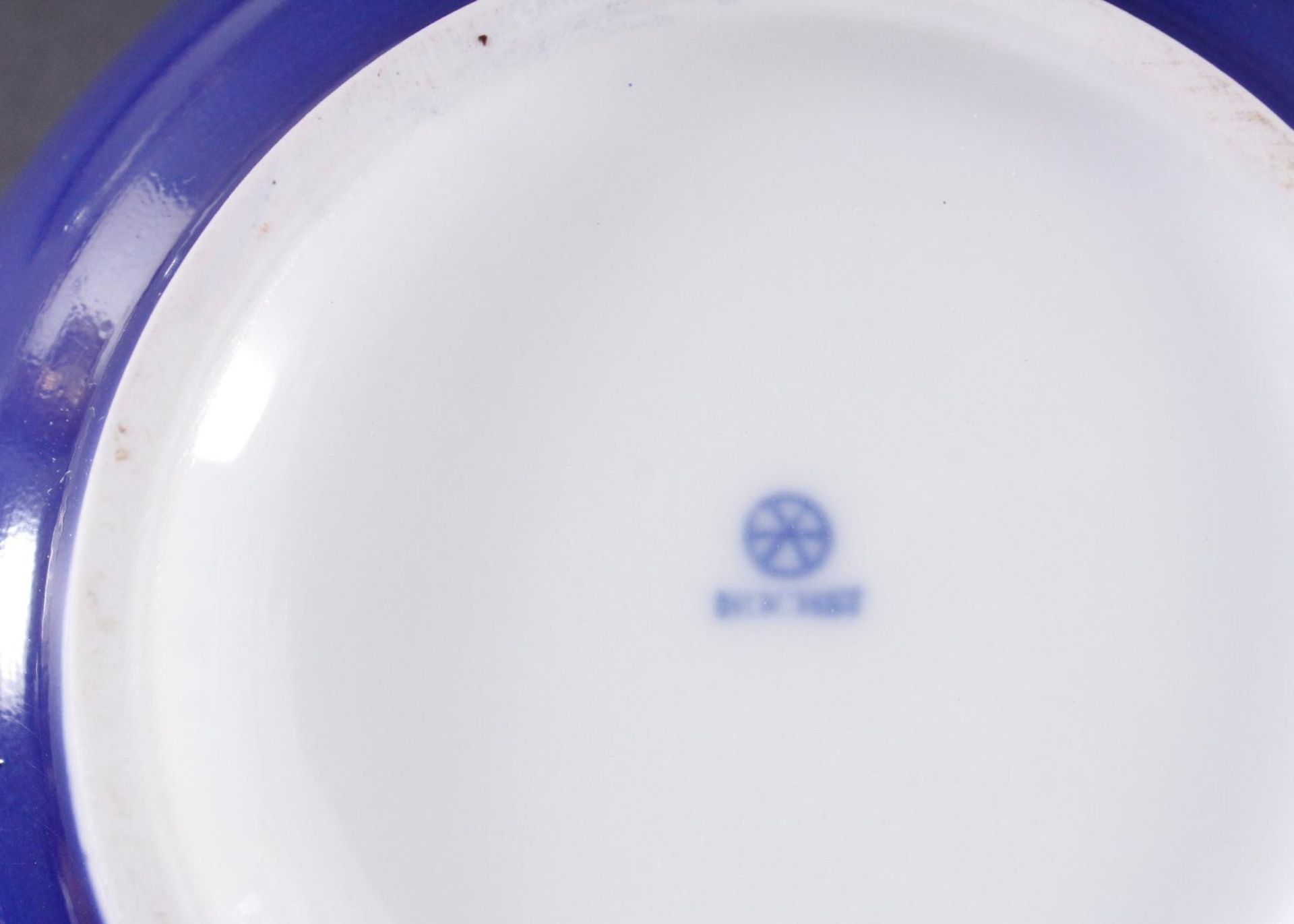 Deckeldose, HöchstRunde Form, Weißporzellan mit polychromer Bemalung, Goldrand, blaue Radmarke, - Bild 3 aus 3