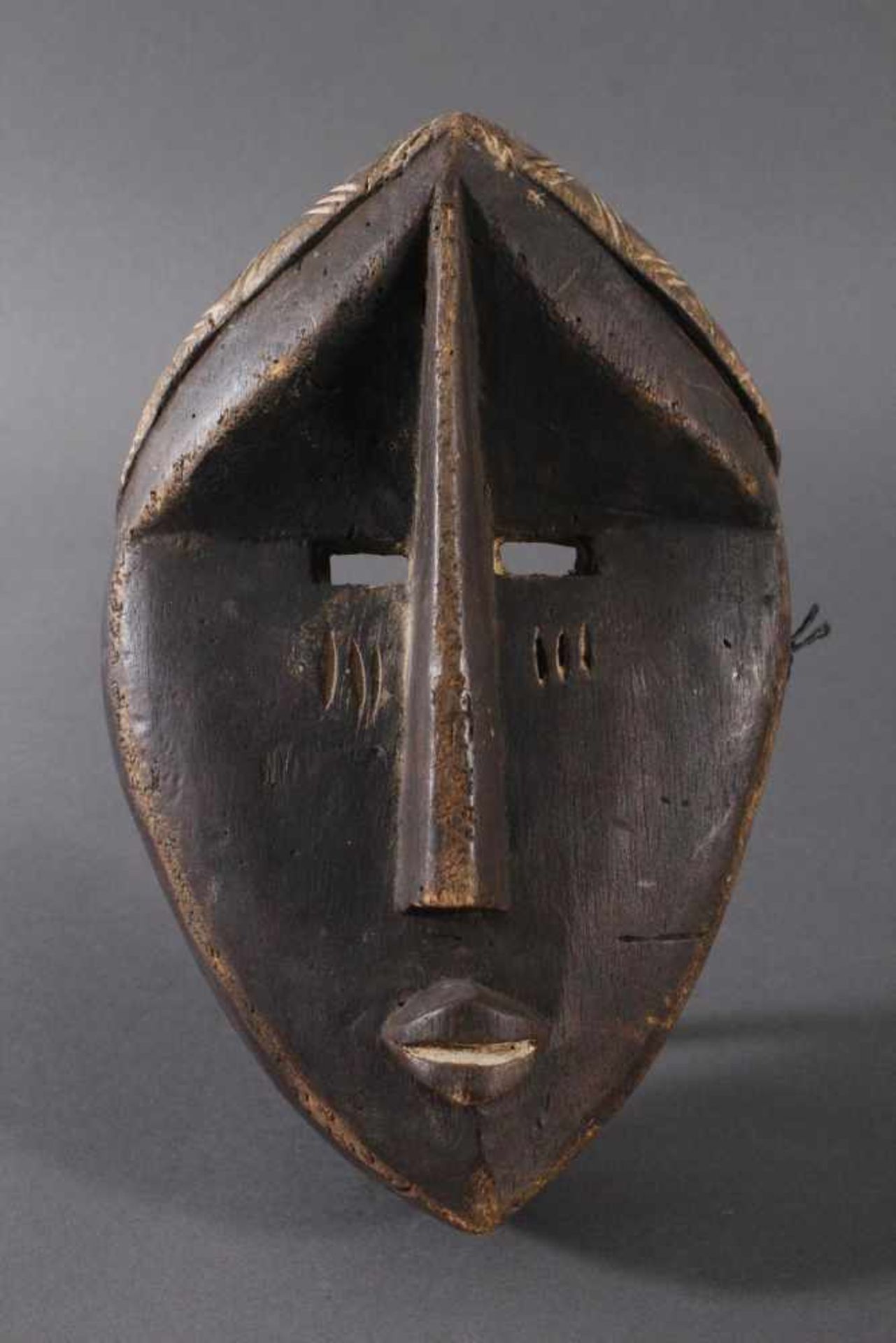 Antike Maske, Lwalwa, KongoHolz, geschnitzt, schwarz gefärbt, Spitzovales Gesicht, lange schmale