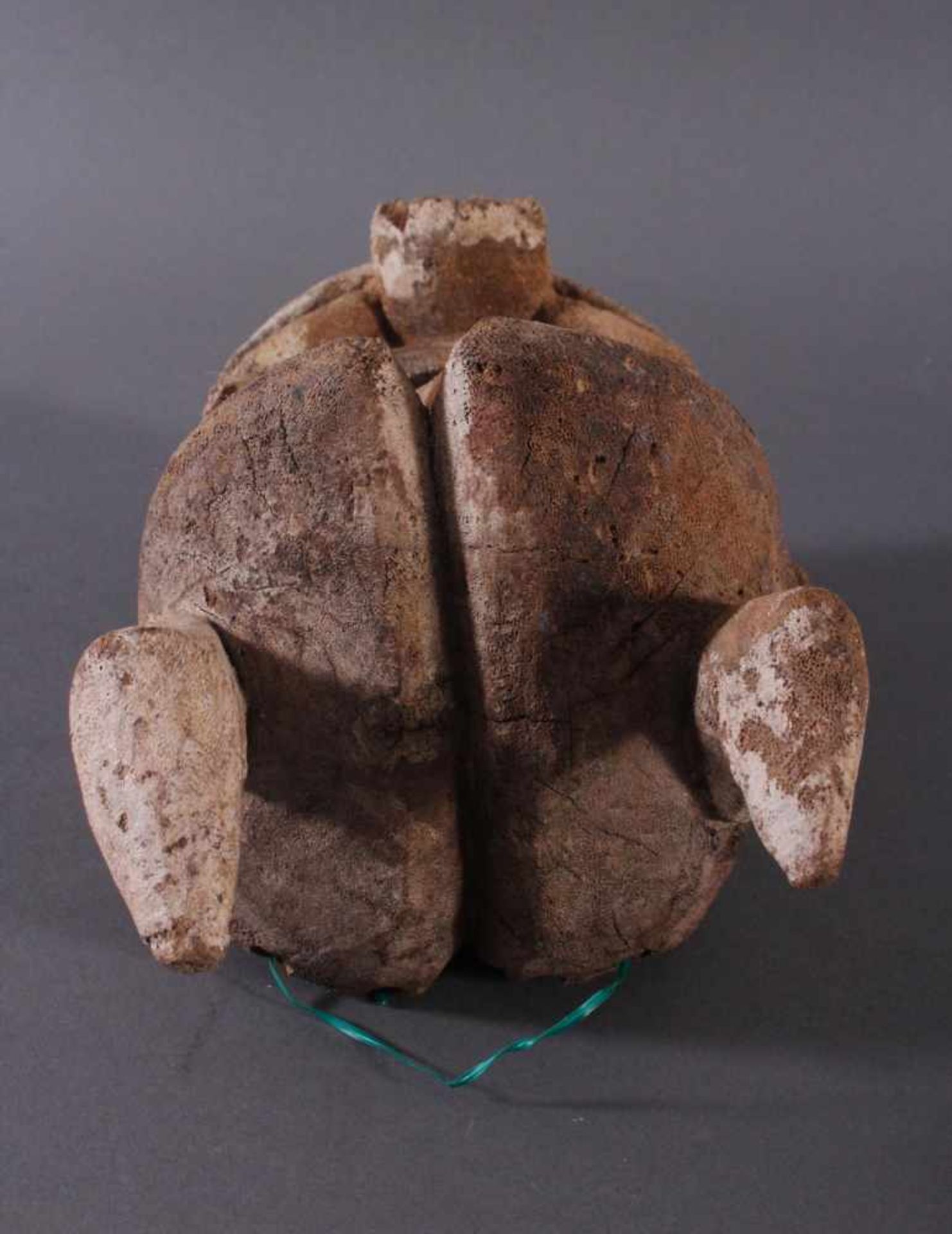 Antike Maske, Mossi, Burkina FasoHolz, geschnitzt, Reste von weißer Bemalung, ca. L-33 cm- - -20. - Image 5 of 6