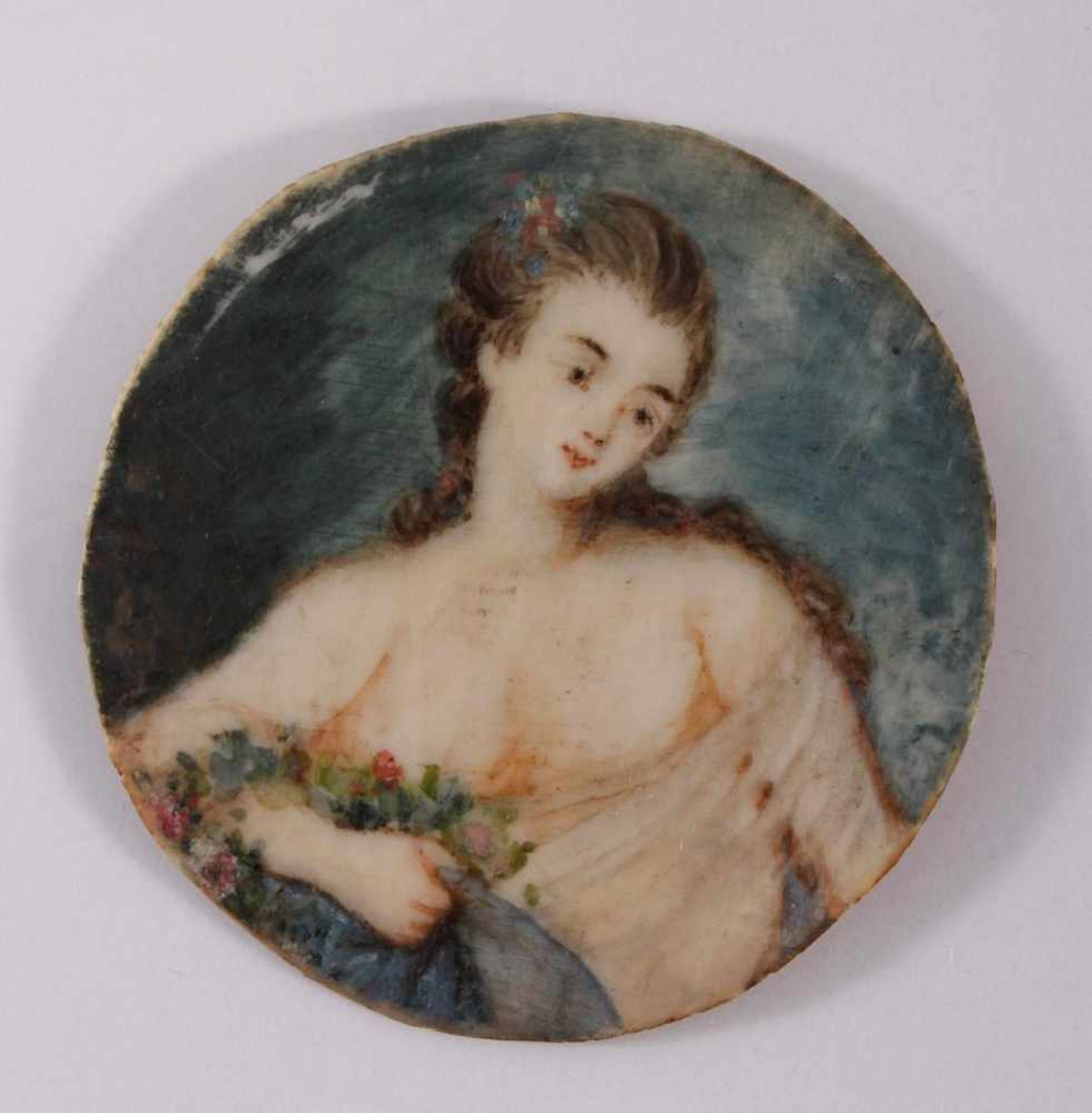 Miniaturportrait des 19. JahrhundertsÖl auf Elfenbein. Portrait einer jungen Dame mit Blumen,
