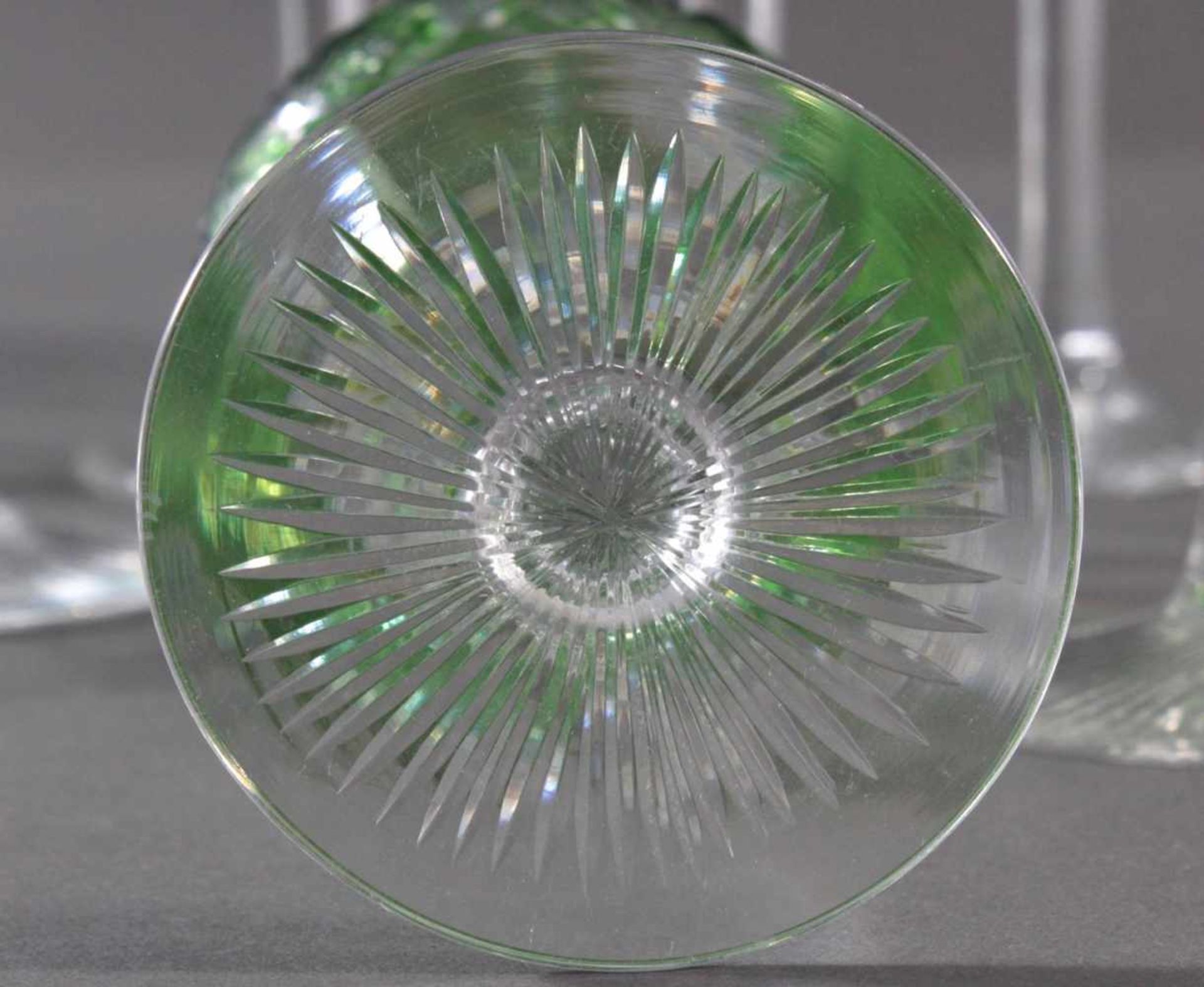9 Kristall-RömerKristallglas, grün überfangen und reich beschliffen, facettierter Schaft, ca. H-17,5 - Image 3 of 3