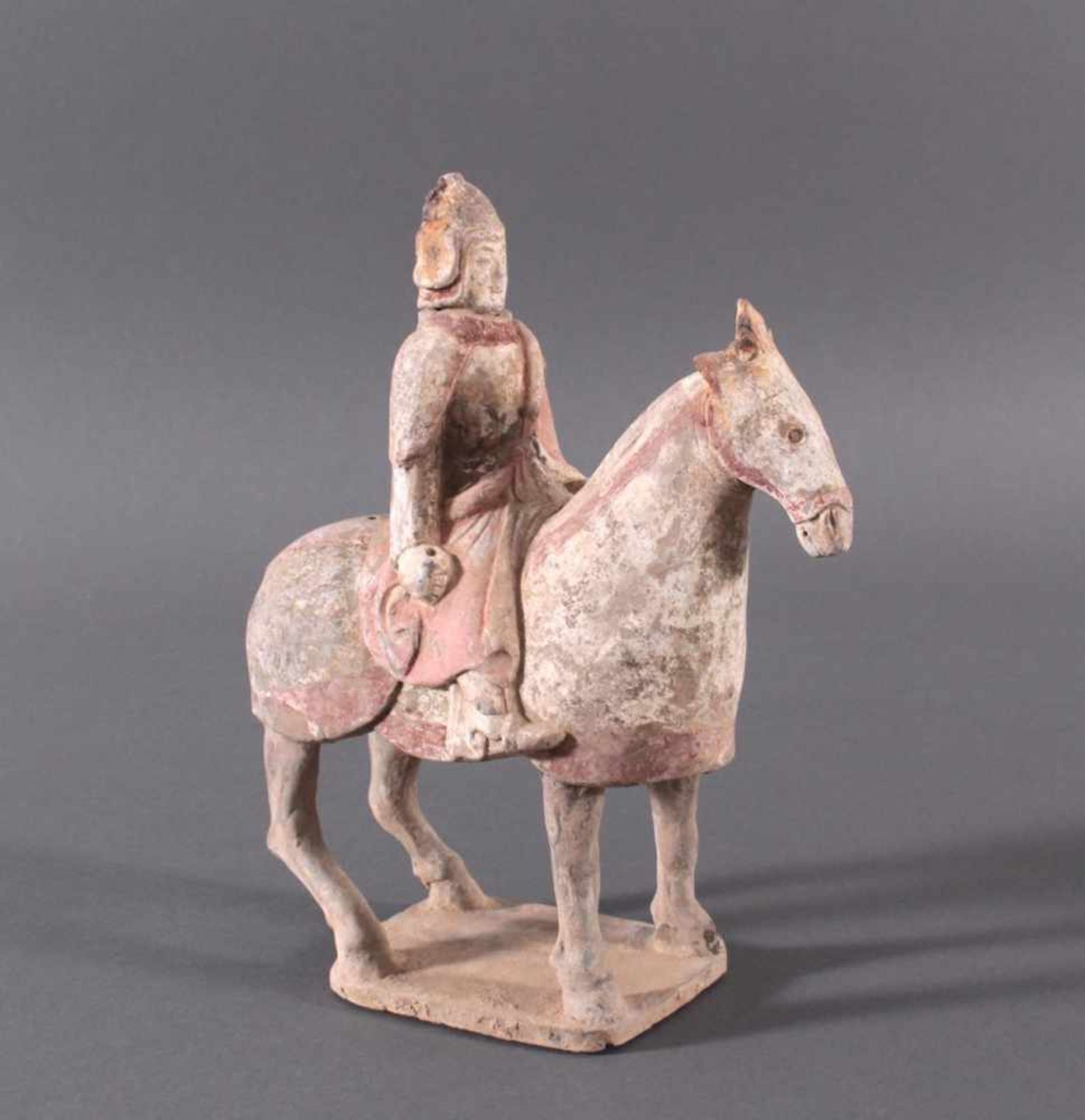 China Six-Dynastie, Pferd mit Reiter aus gebranntem TonPferd und Reiter sind ausführlich, mit - Image 2 of 7