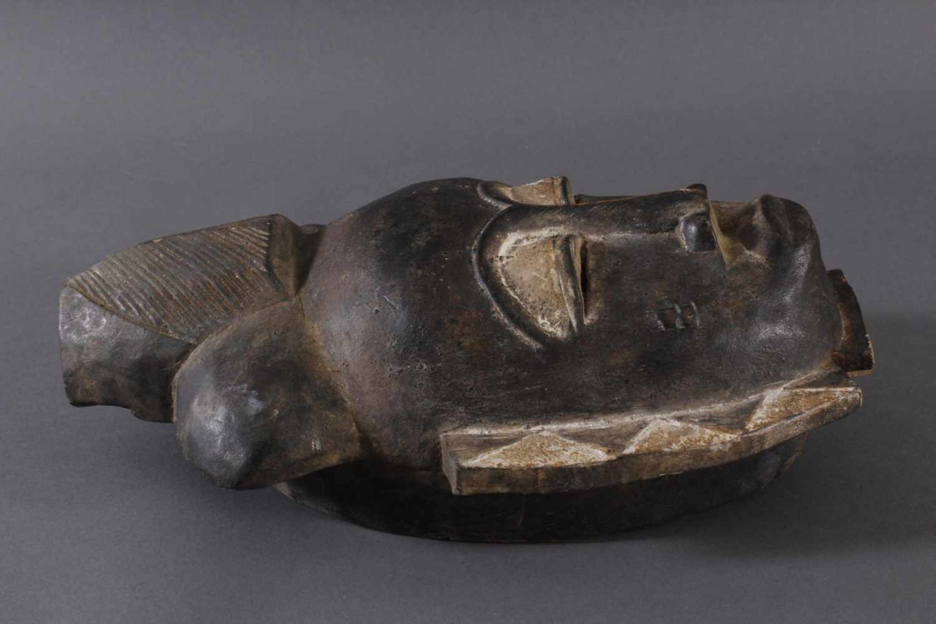 Antike Maske, Baule, ElfenbeinküsteHolz, geschnitzt, dunkle Patina, Reste weißer Bemalung, - Bild 2 aus 6