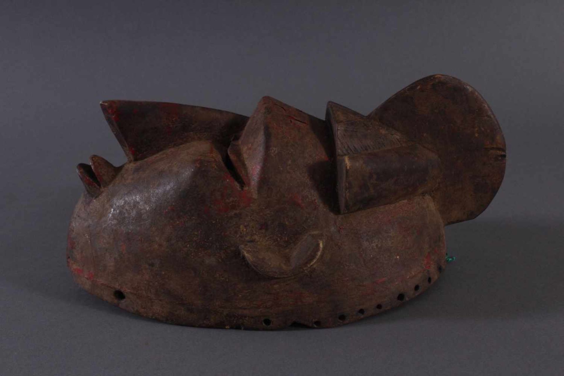 Antike Maske, Baule, ElfenbeinküsteHolz, geschnitzt, rot gefärbt, ca. L-32 cm- - -20.00 % buyer's - Bild 3 aus 6