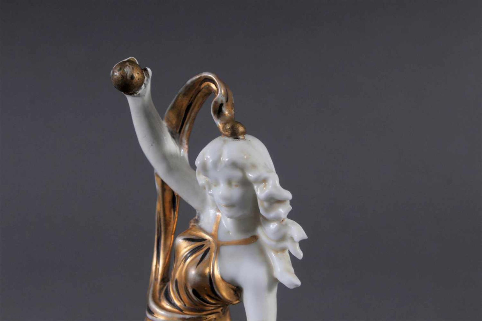 2 Porzellan Figuren1x Art Nouveau Figur, "Ball Tänzerin", teilweise goldstaffiert (berieben), - Bild 4 aus 7