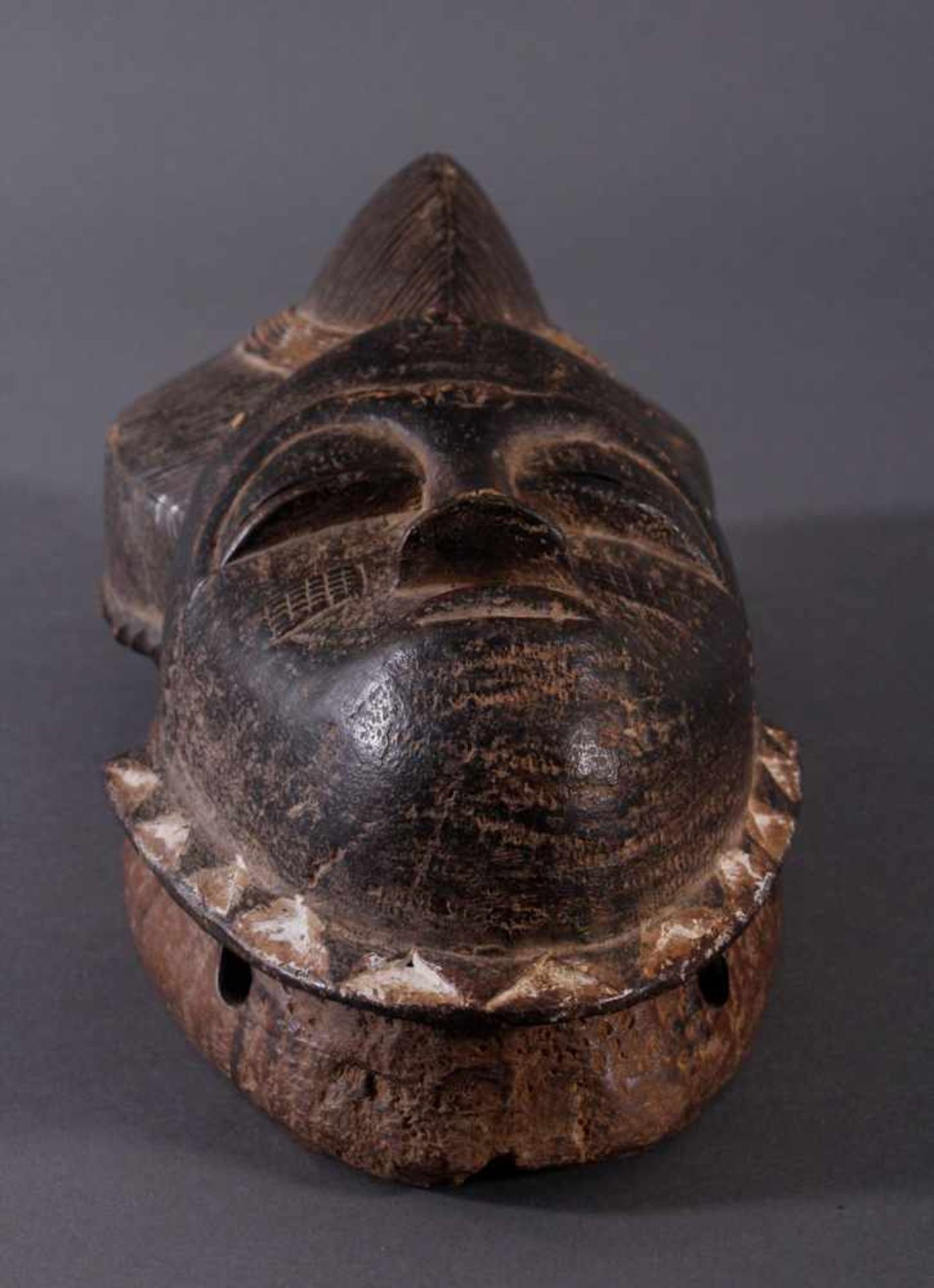 Antike Maske, Baule, ElfenbeinküsteHolz, geschnitzt, dunkle Patina, Reste weißer Bemalung, - Image 4 of 6
