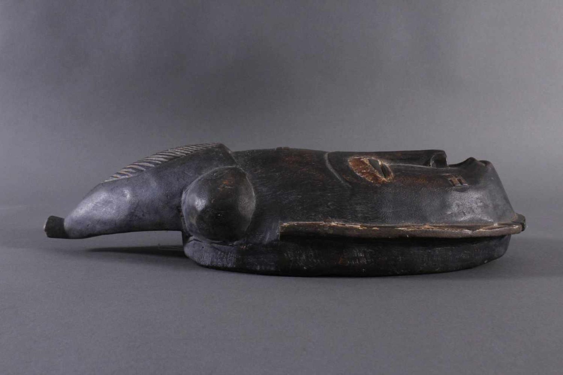 Antike Maske, Baule, ElfenbeinküsteHolz, geschnitzt, dunkle Patina, Reste weißer Bemalung, - Image 3 of 6