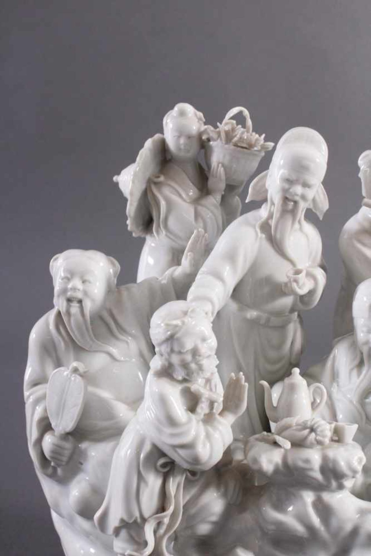 Chinesische Porzellanskulptur um 1900, 8 UnsterblicheBlanc de chine, Weißporzellan mit heller - Image 2 of 10