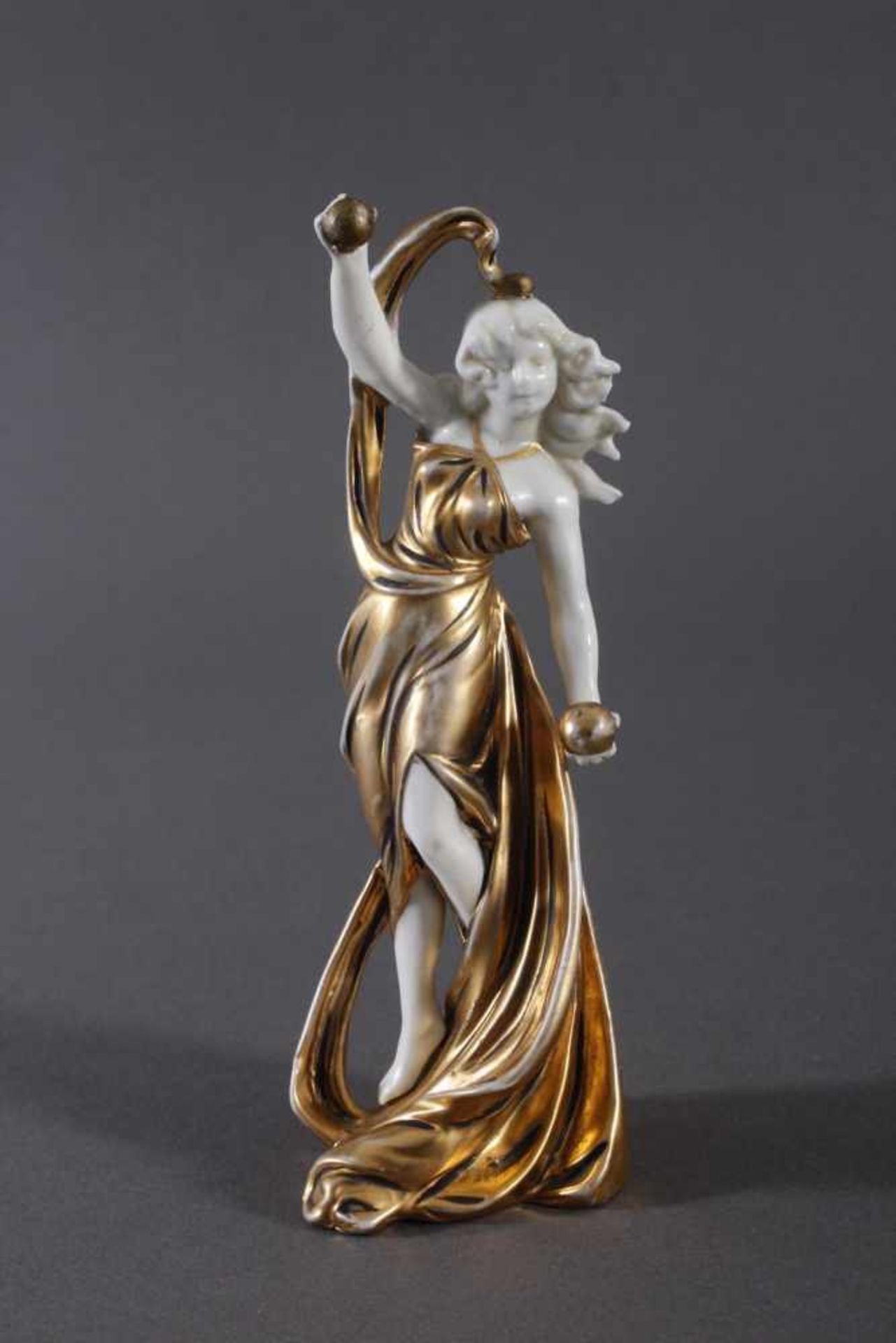 2 Porzellan Figuren1x Art Nouveau Figur, "Ball Tänzerin", teilweise goldstaffiert (berieben), - Bild 2 aus 7
