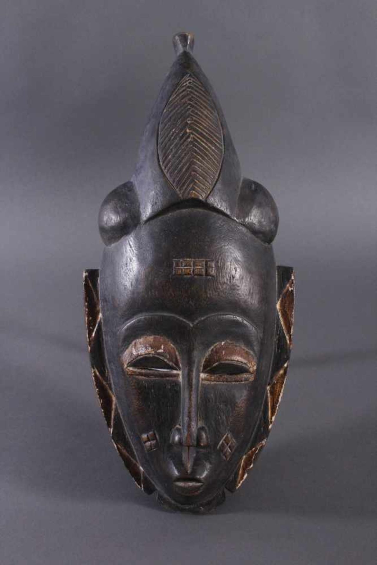 Antike Maske, Baule, ElfenbeinküsteHolz, geschnitzt, dunkle Patina, Reste weißer Bemalung,