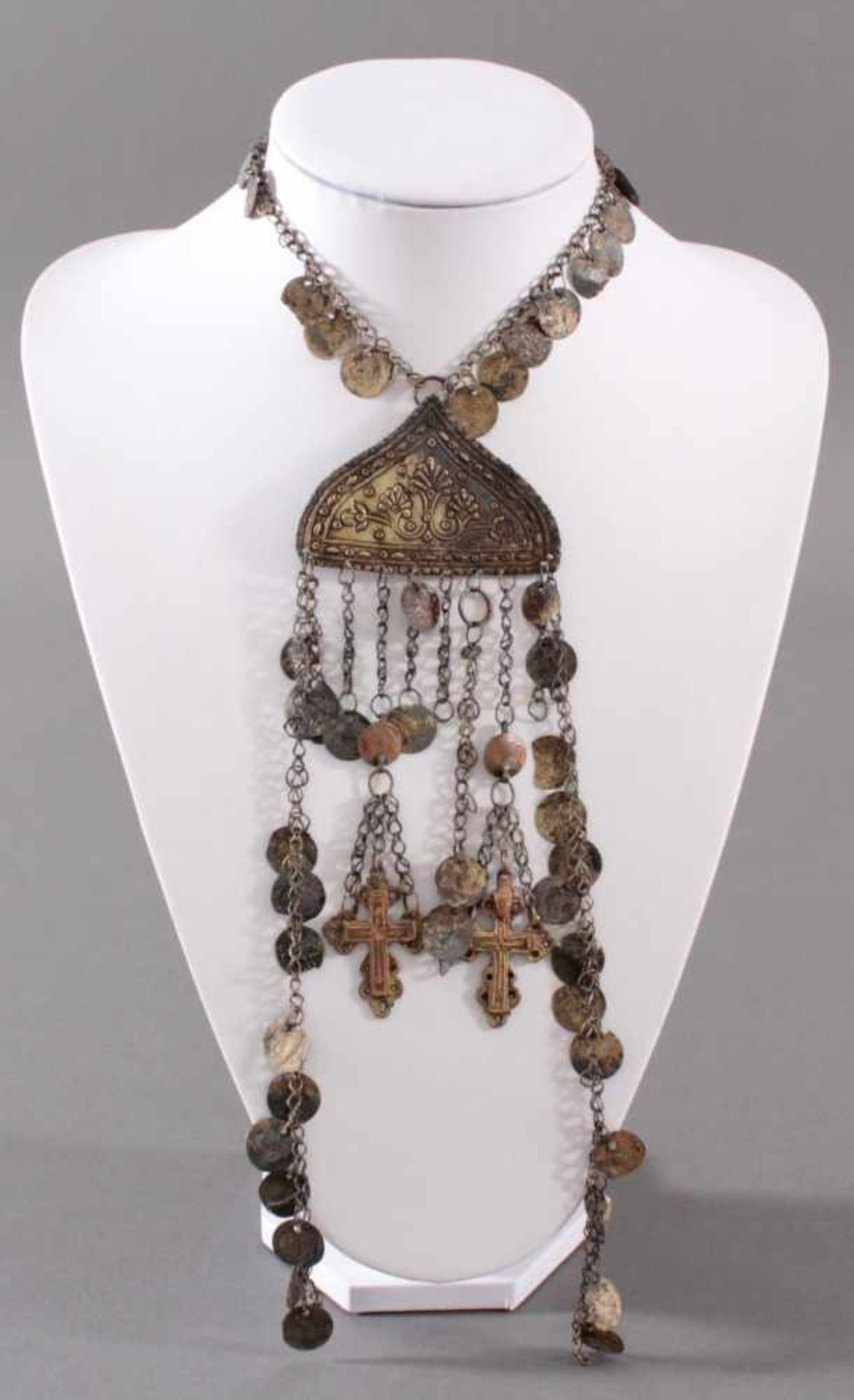 Trachtenschmuck aus dem 19. Jh.mit Ornamenten verzierte Mittelstücke in Herzform und münzartige