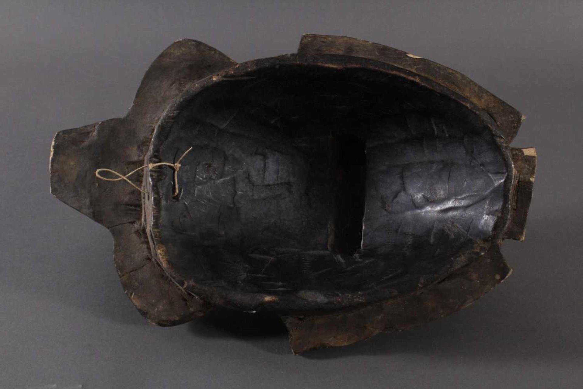 Antike Maske, Baule, ElfenbeinküsteHolz, geschnitzt, dunkle Patina, Reste weißer Bemalung, - Image 6 of 6
