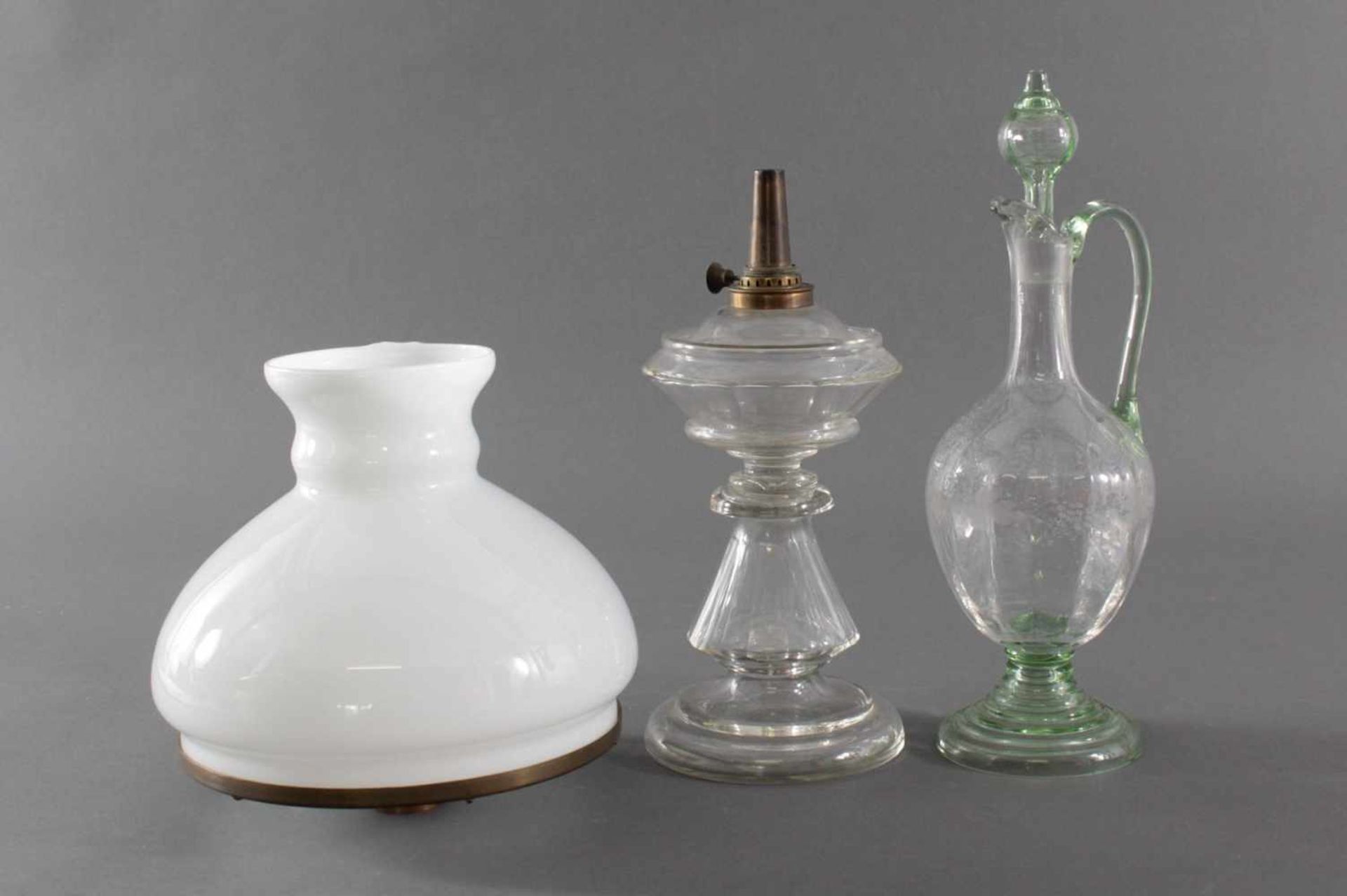 Petroleum Lampe und Glas-Karaffe um 1900Lampe, Kristallkorpus handgeschiffen, Schirm aus Opalglas, - Image 2 of 2