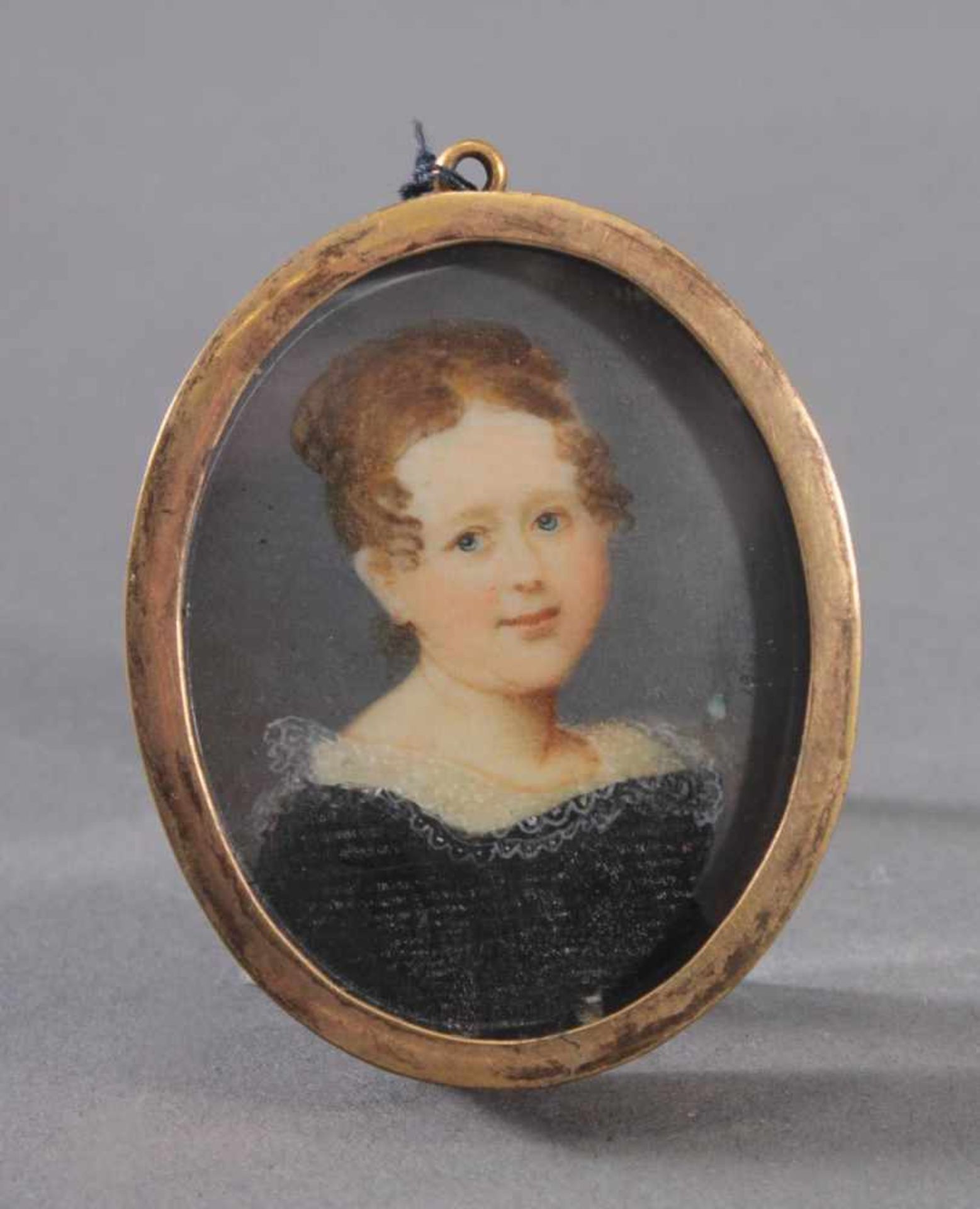 Miniaturportrait des 19. JahrhundertsÖl auf Elfenbein. Portrait eines jungen Mädchens, in der Platte