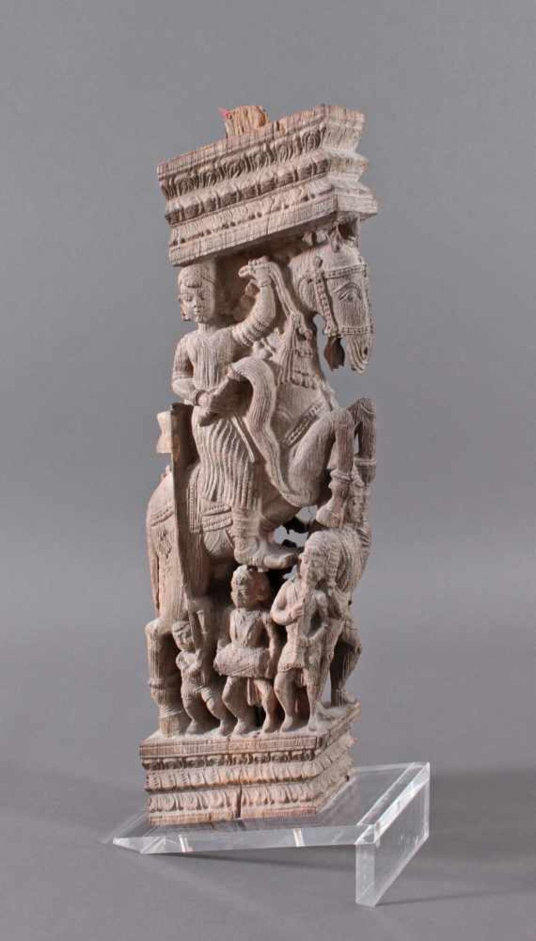 Holzplastik eines Reiters auf einem Pferd, Indien wohl Orissa 15./16. Jh.Aus einem Tempel, plastisch