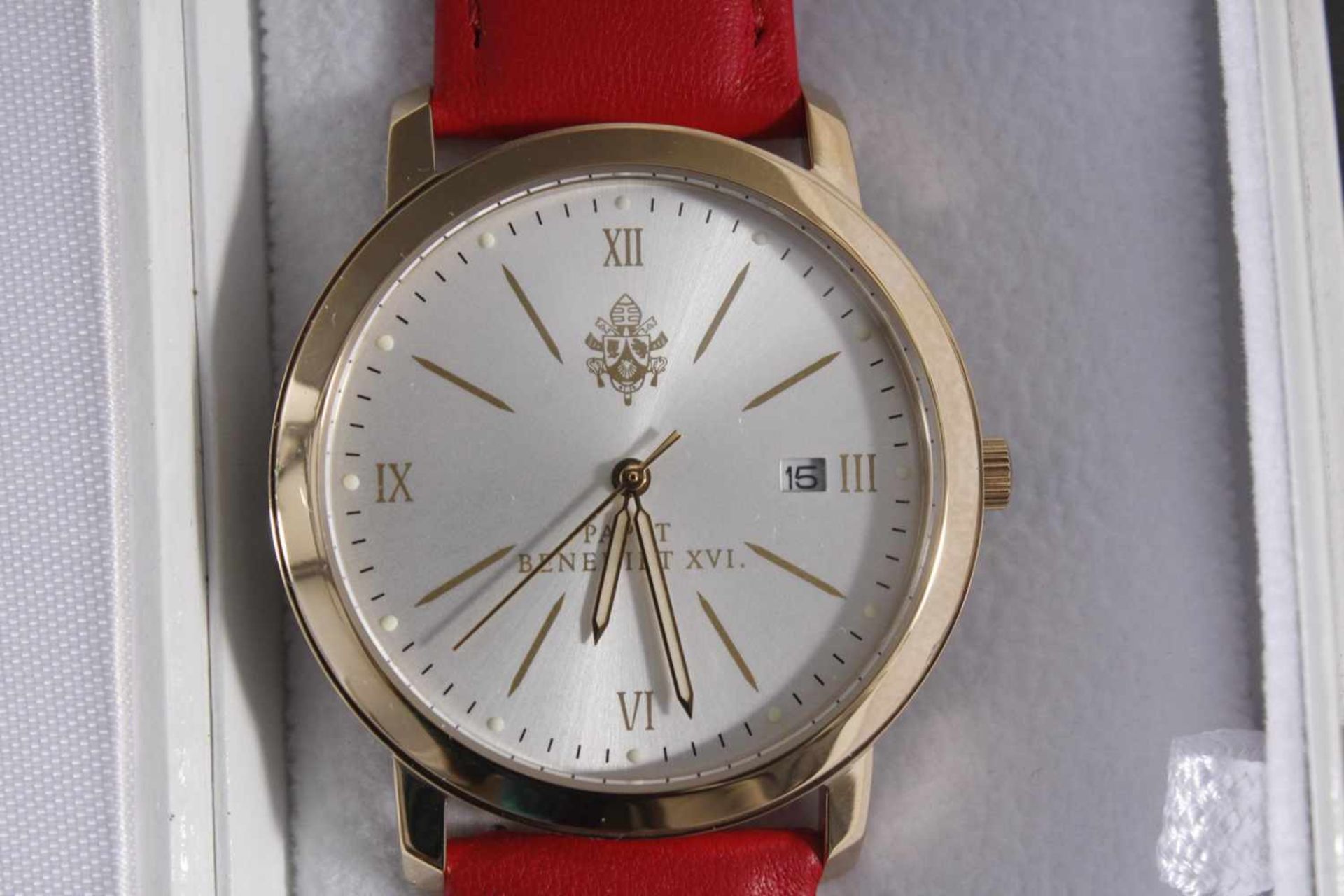 2 Armbanduhren1x Armbanduhr Papst Benedikt XVI. Limitiert auf 1000 Stück. in weißer Uhrenschachtel. - Bild 3 aus 3