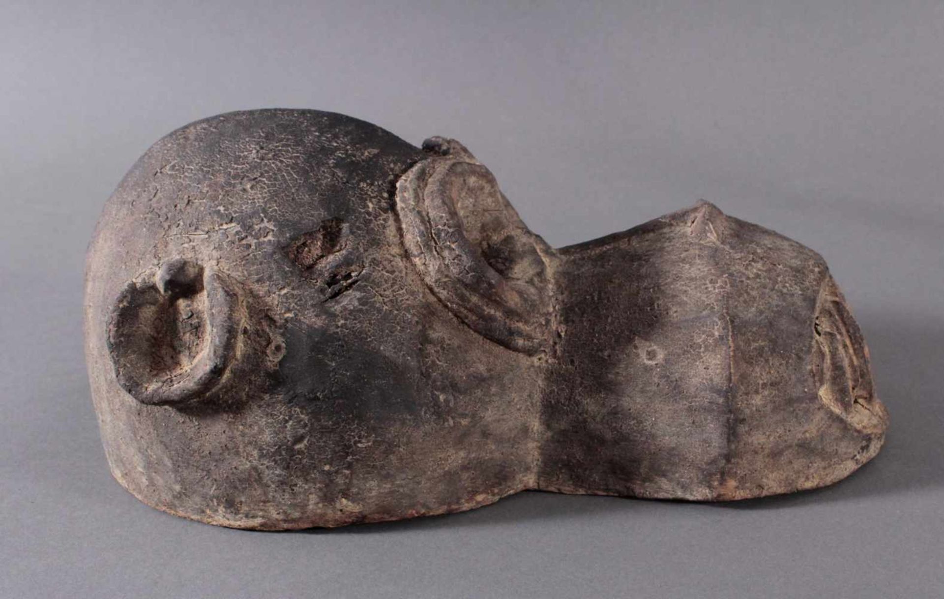 Antike Große Zoomorphe Maske. SeltenHartholz, dunkle Patina darüber schwarze Kruste, Reste von - Image 2 of 5