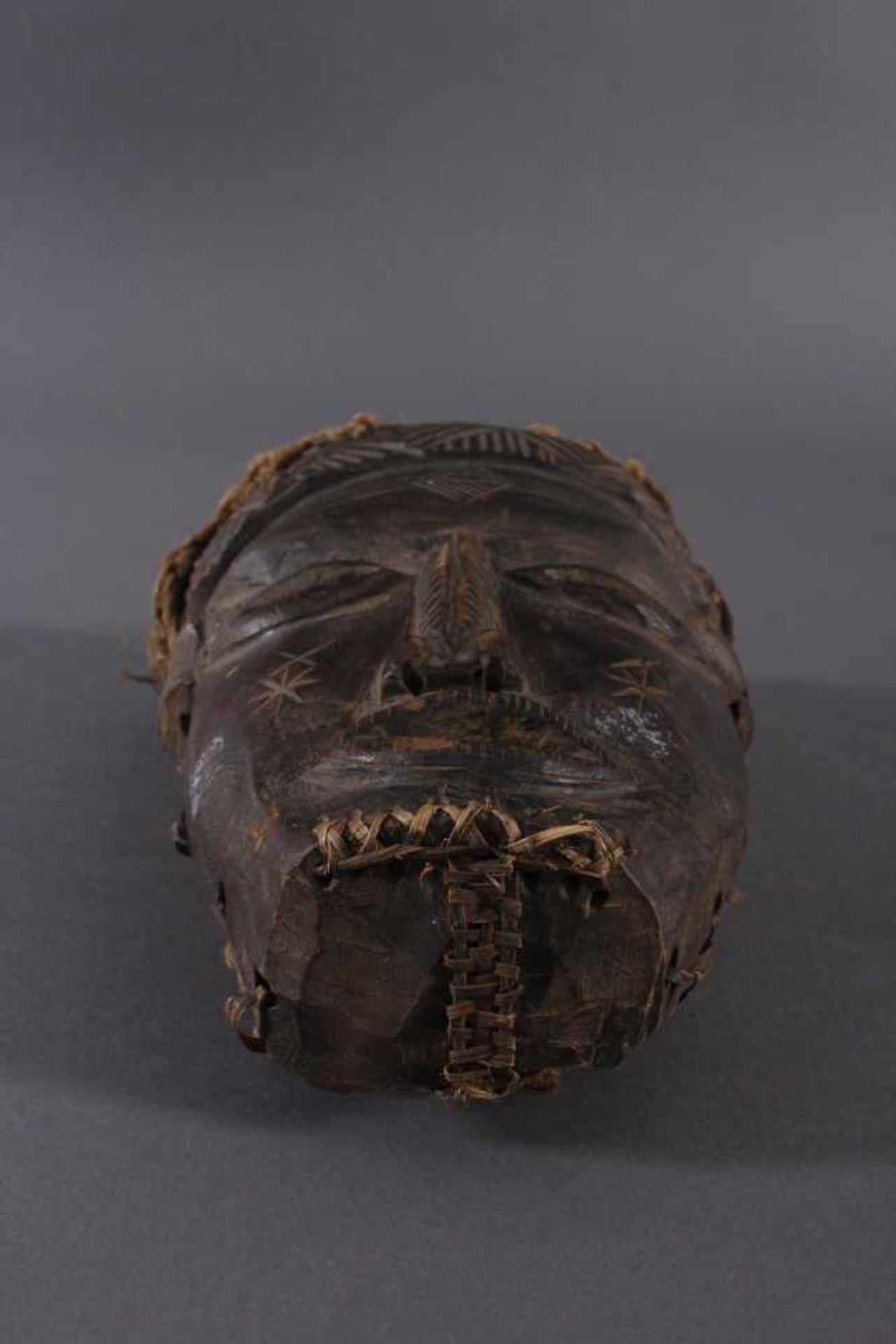 Antike Maske, Chokwe, AngolaHolz, geschnitzt, dunkle Patina, Narbentatauierung, Kordelgeflecht- - Image 8 of 8