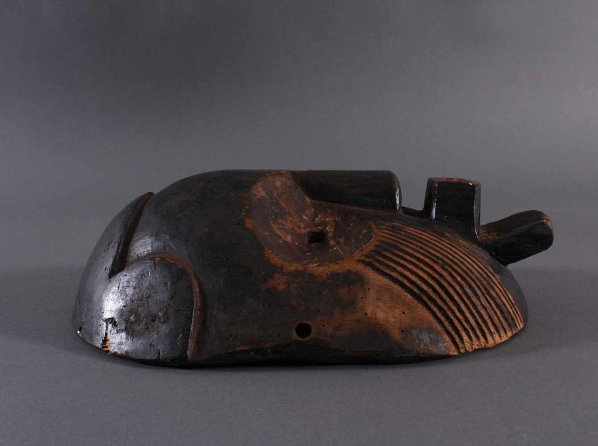 Antike Maske, Zaire/KongoHolz, geschnitzt, dunkel patiniert. Gesicht mit linearen Rillendekor, ca. - Bild 3 aus 6