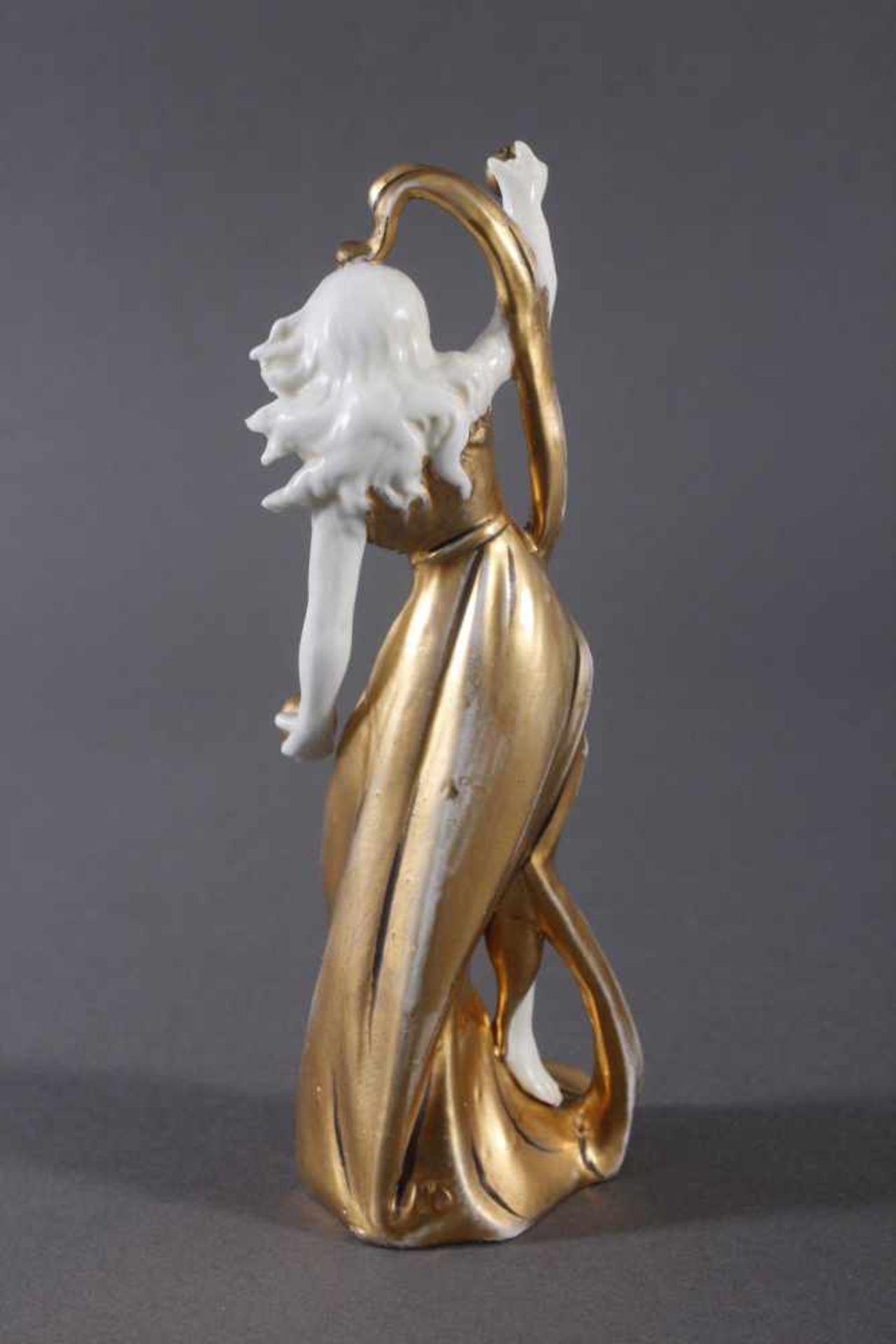 2 Porzellan Figuren1x Art Nouveau Figur, "Ball Tänzerin", teilweise goldstaffiert (berieben), - Bild 3 aus 7