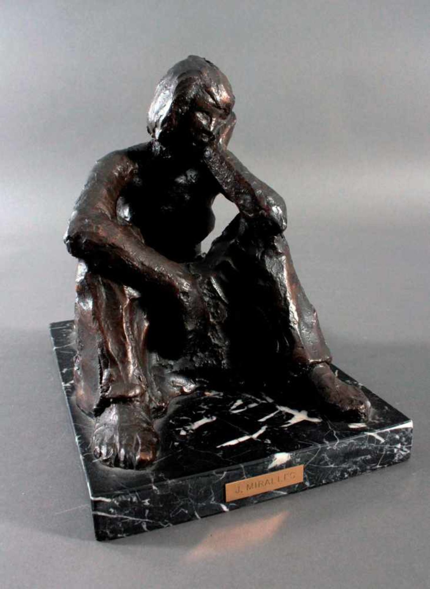 Bronze Skulptur J. MirallesSitzende, nachdenkliche Frau. auf Marmorplatte aufgebracht. Signatur im