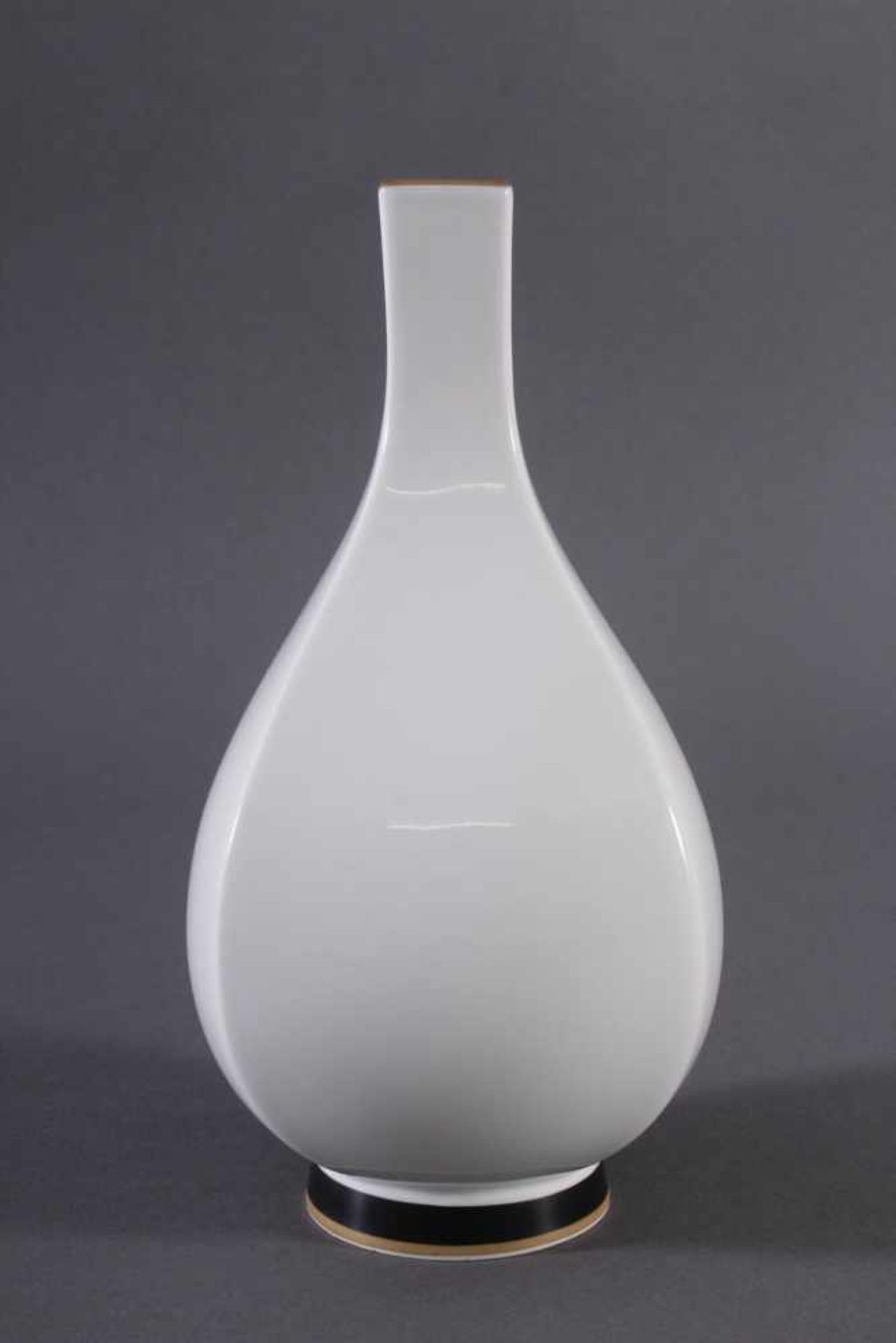 Vase, Entwurf Trude Petri, KPM Berlin4-kantige Balusterform, Weißporzellan, farbig staffierter