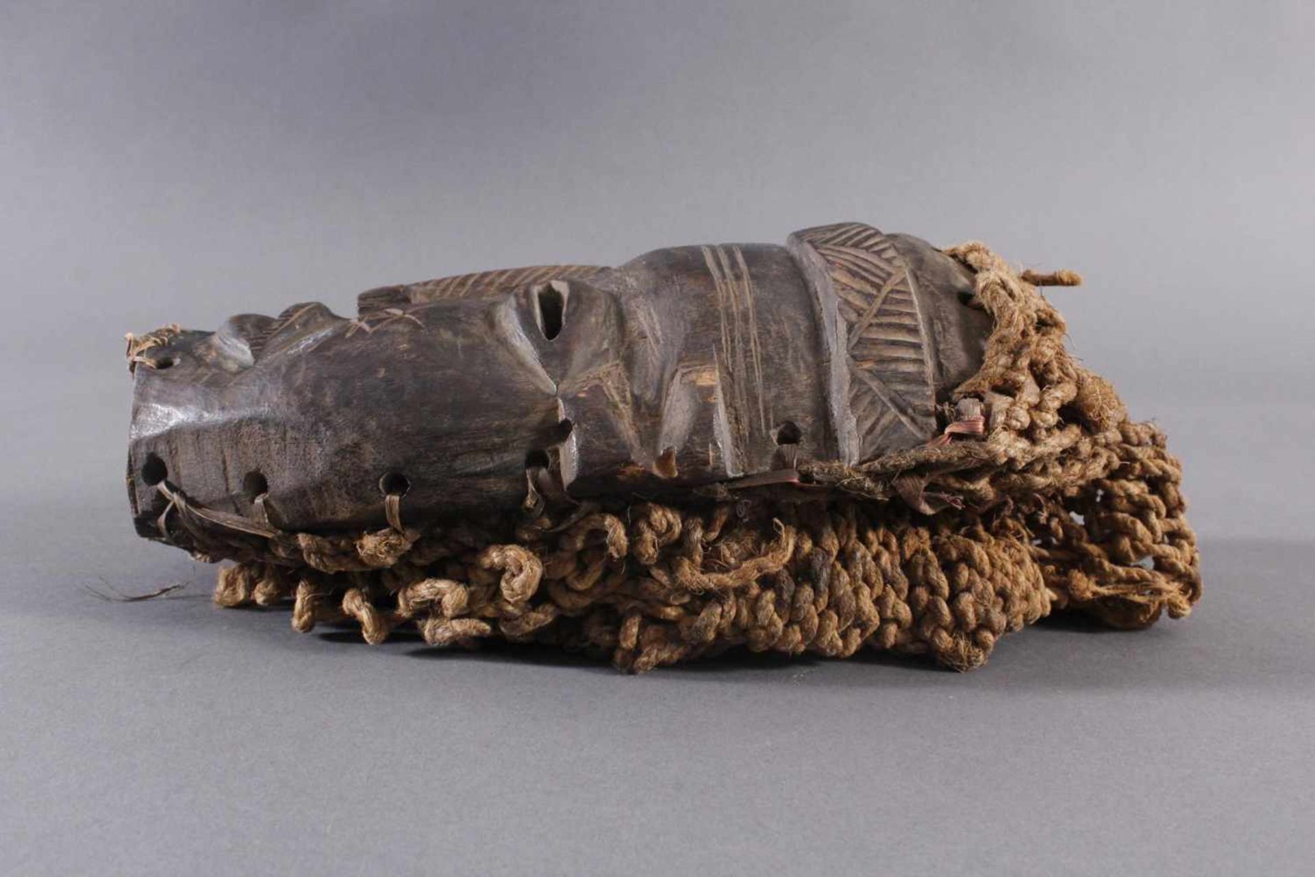 Antike Maske, Chokwe, AngolaHolz, geschnitzt, dunkle Patina, Narbentatauierung, Kordelgeflecht- - Image 5 of 8