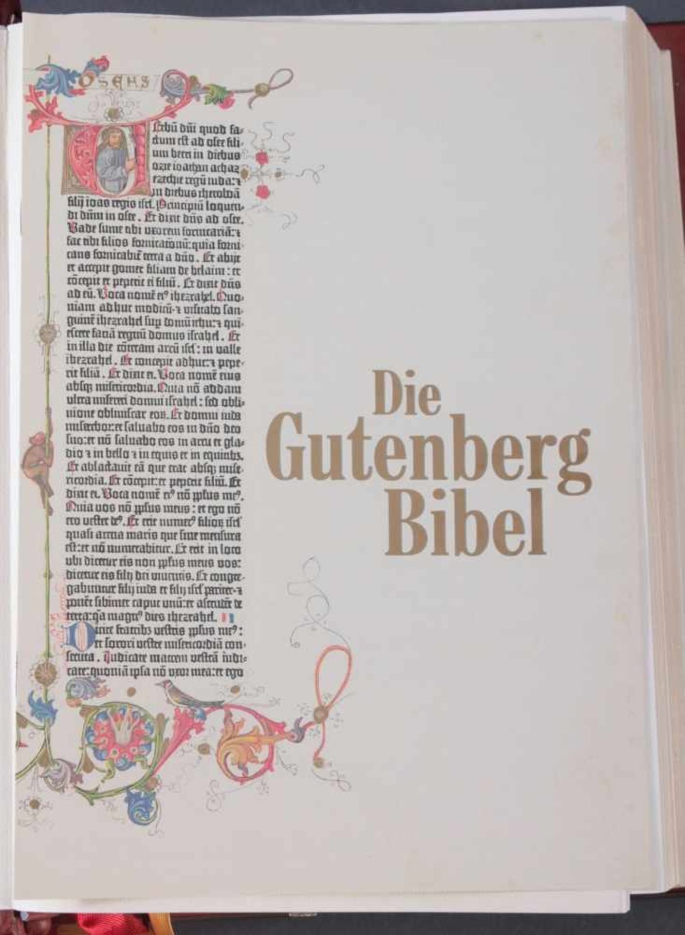 Faksimile der Gutenberg-Bibel. Altes und neues TestamentEinband mit reicher Blindprägung beidseitig. - Bild 2 aus 4