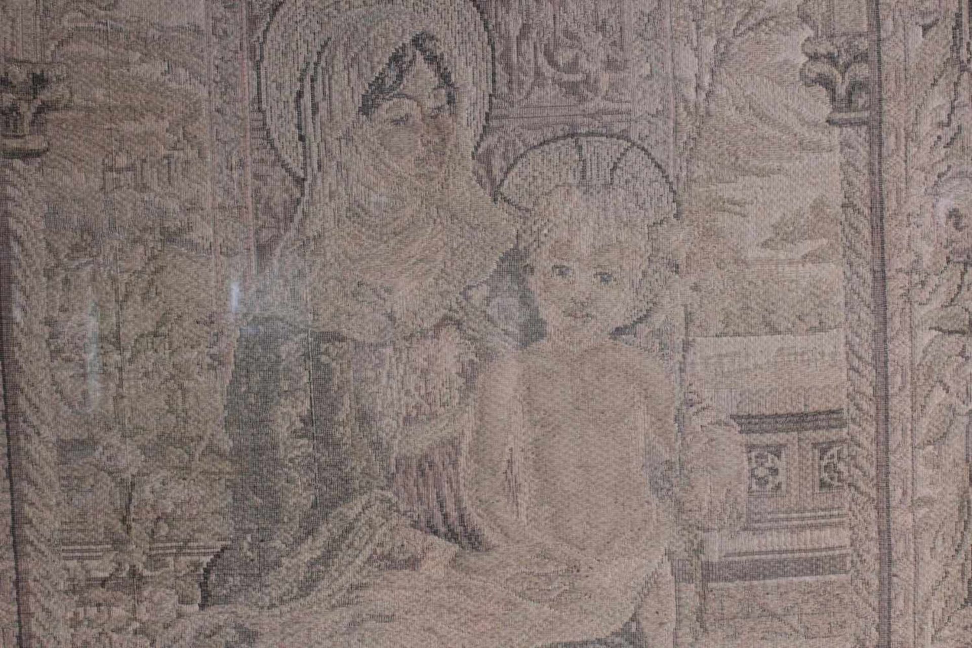Religiöser Gobelin, 19. JahrhundertWolle auf Seide, "Maria mit Christuskind", hinter Glas gerahmt, - Bild 3 aus 3