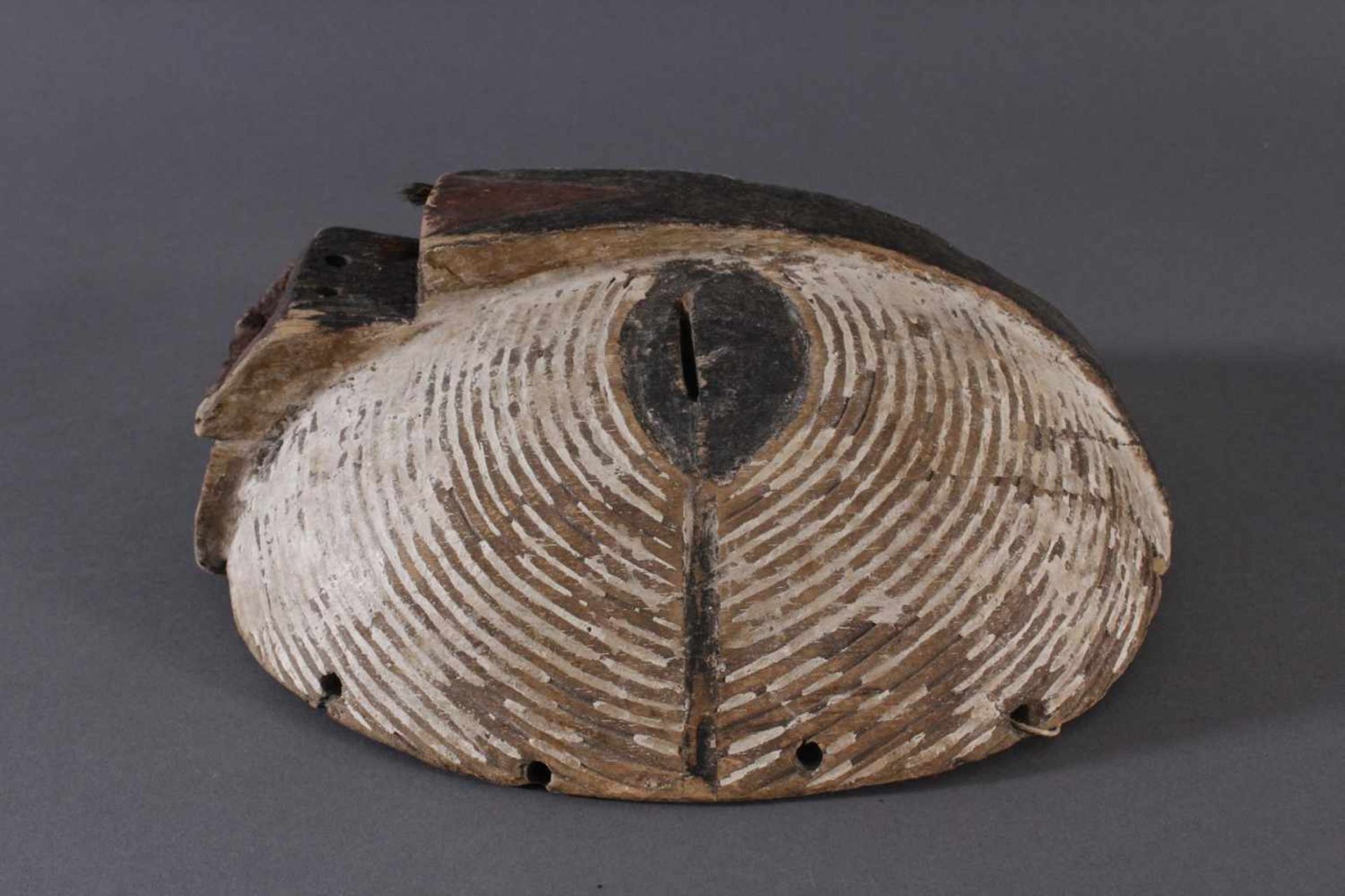 Antike Maske, Luba, KongoHolz geschnitzt, runde "Kifwebe-Maske" der Luba. polychrom gefärbt, mit - Image 3 of 6