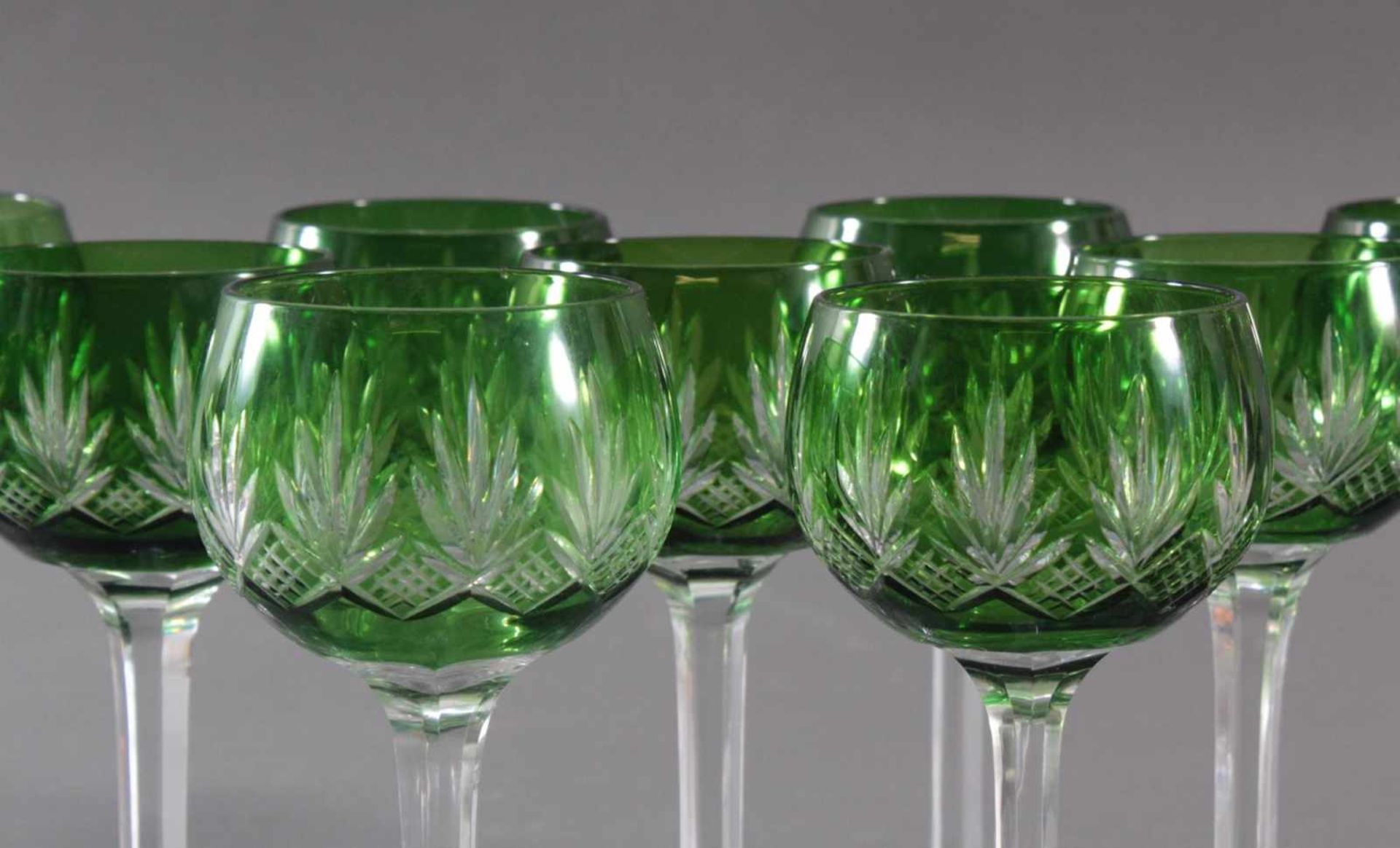 9 Kristall-RömerKristallglas, grün überfangen und reich beschliffen, facettierter Schaft, ca. H-17,5 - Bild 2 aus 3