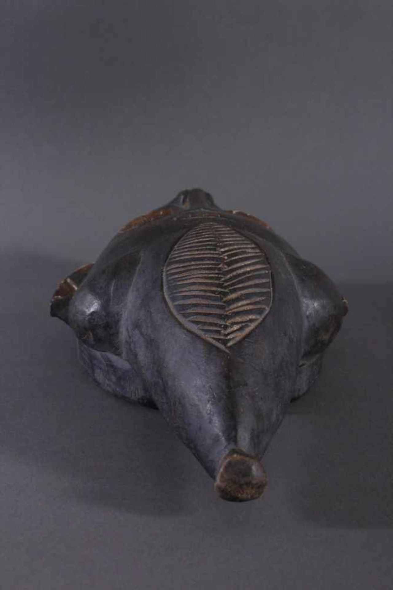 Antike Maske, Baule, ElfenbeinküsteHolz, geschnitzt, dunkle Patina, Reste weißer Bemalung, - Image 4 of 6