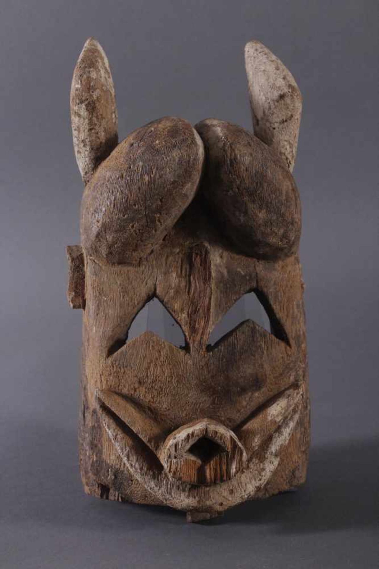 Antike Maske, Mossi, Burkina FasoHolz, geschnitzt, Reste von weißer Bemalung, ca. L-33 cm- - -20.