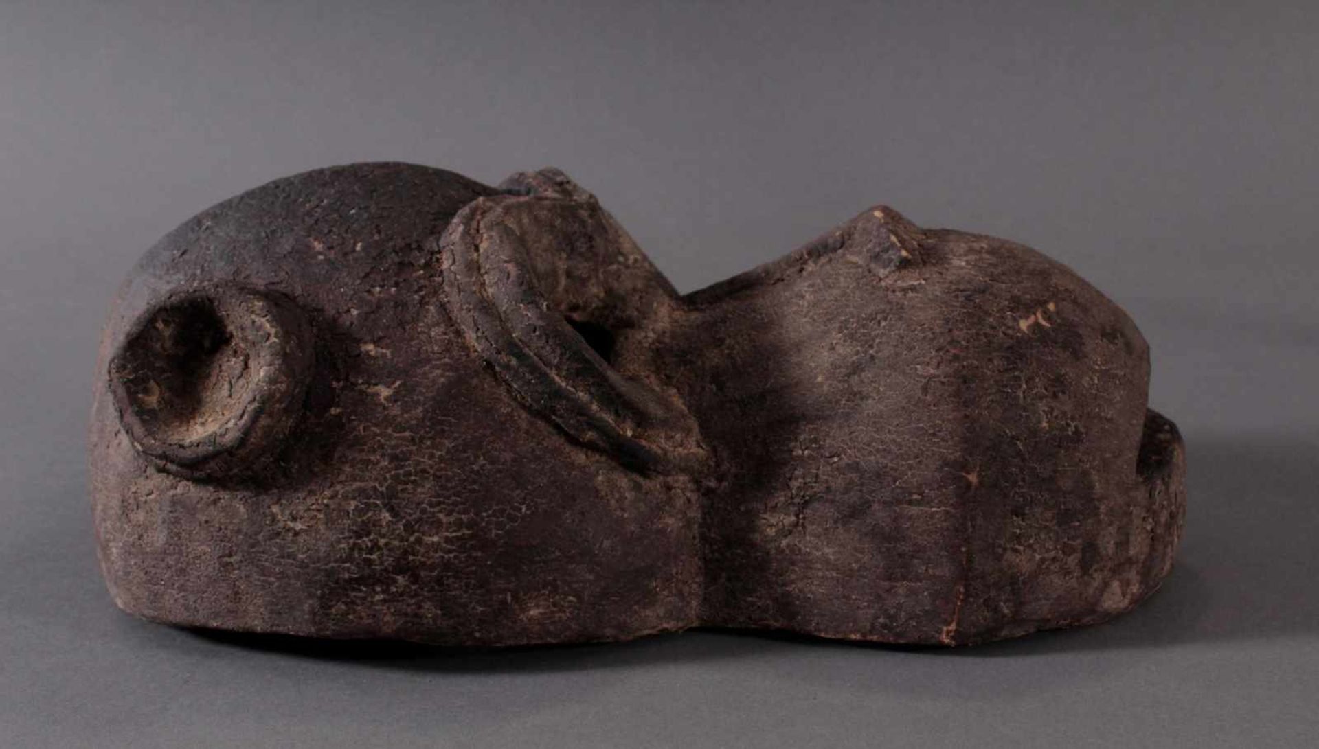 Antike große Zoomorphe Maske. SeltenSchweres Hartholz, schwarze Patina darüber schwarze Kruste, - Bild 2 aus 5