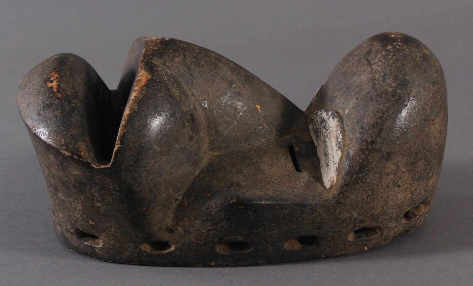 Antike Maske, Dan-Kran, ElfenbeinküsteHolz, geschnitzt, dunkel patiniert, weiße Farbfassung. Nach - Bild 3 aus 4
