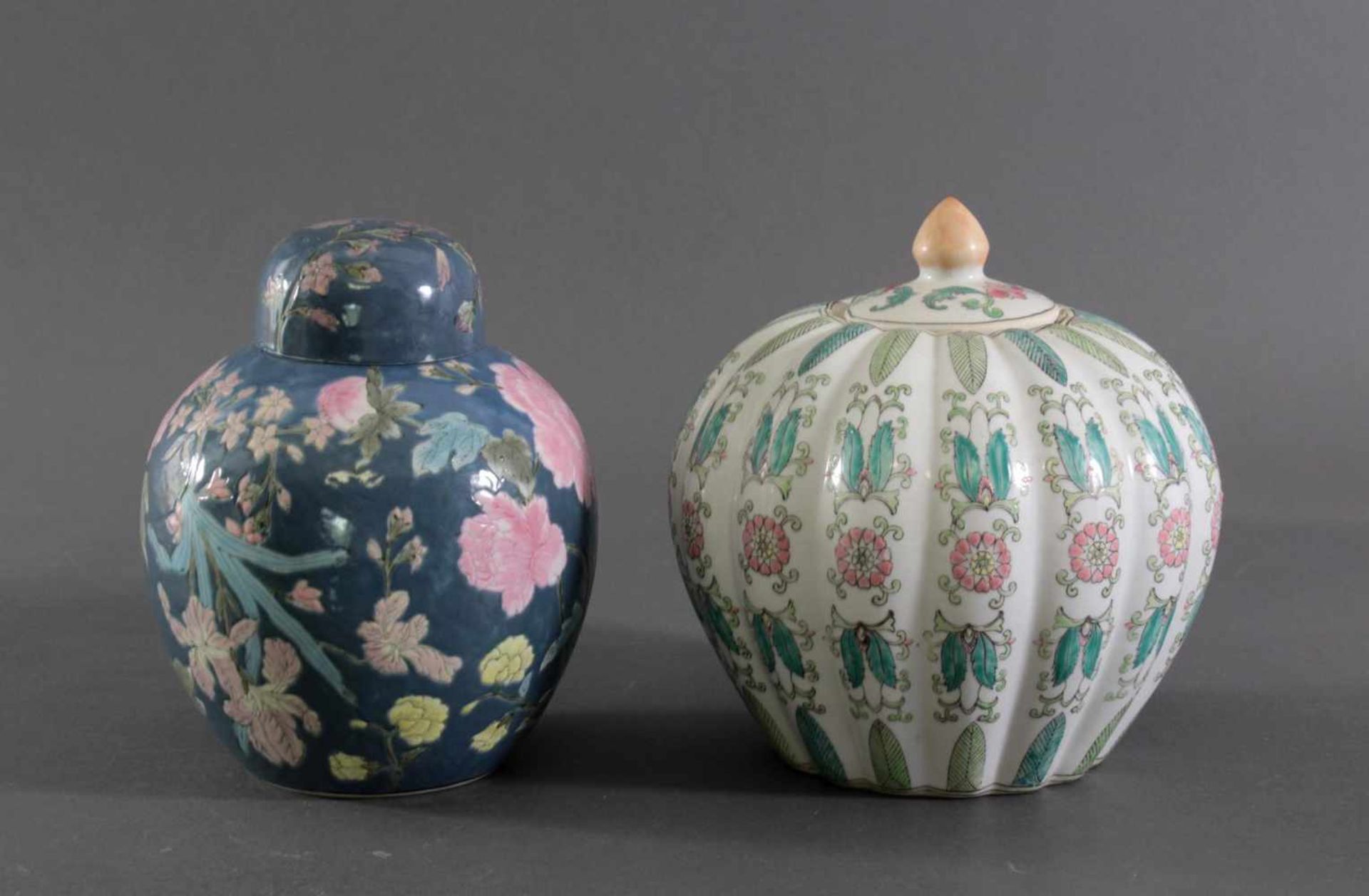 Zwei Deckelvasen ChinaPorzellan, Kürbisform, 1x dekoriert in den Farben der Familie vert, - Image 2 of 4
