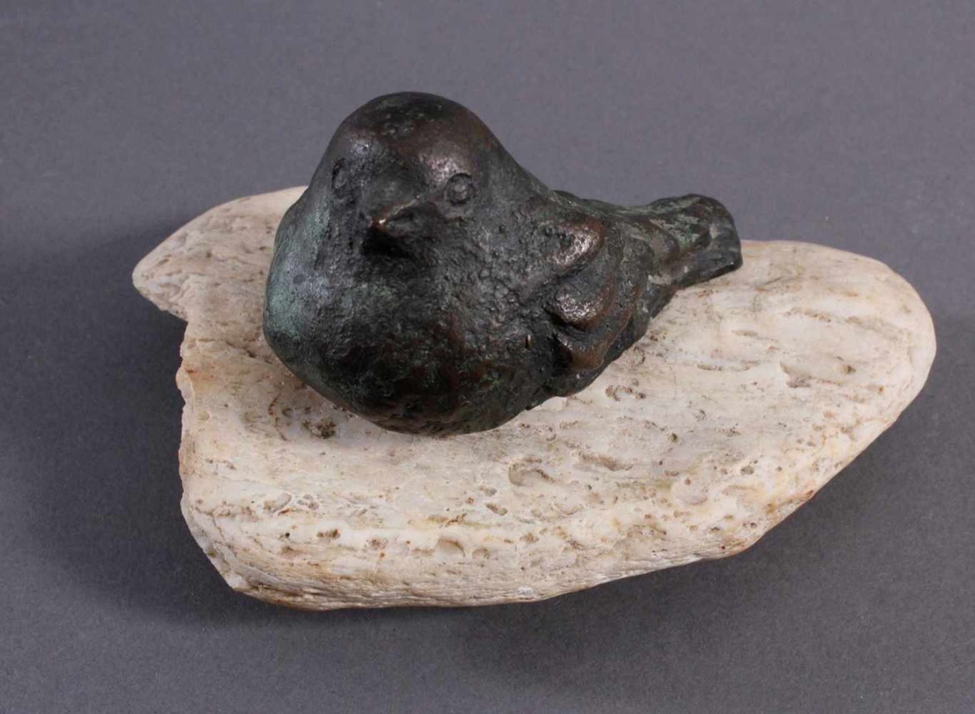 Bronze-Skulptur "Spatz"Spatz auf einem Stein sitzen, auf der Unterseite mit Monogramm K.T, ca. 5,5 x