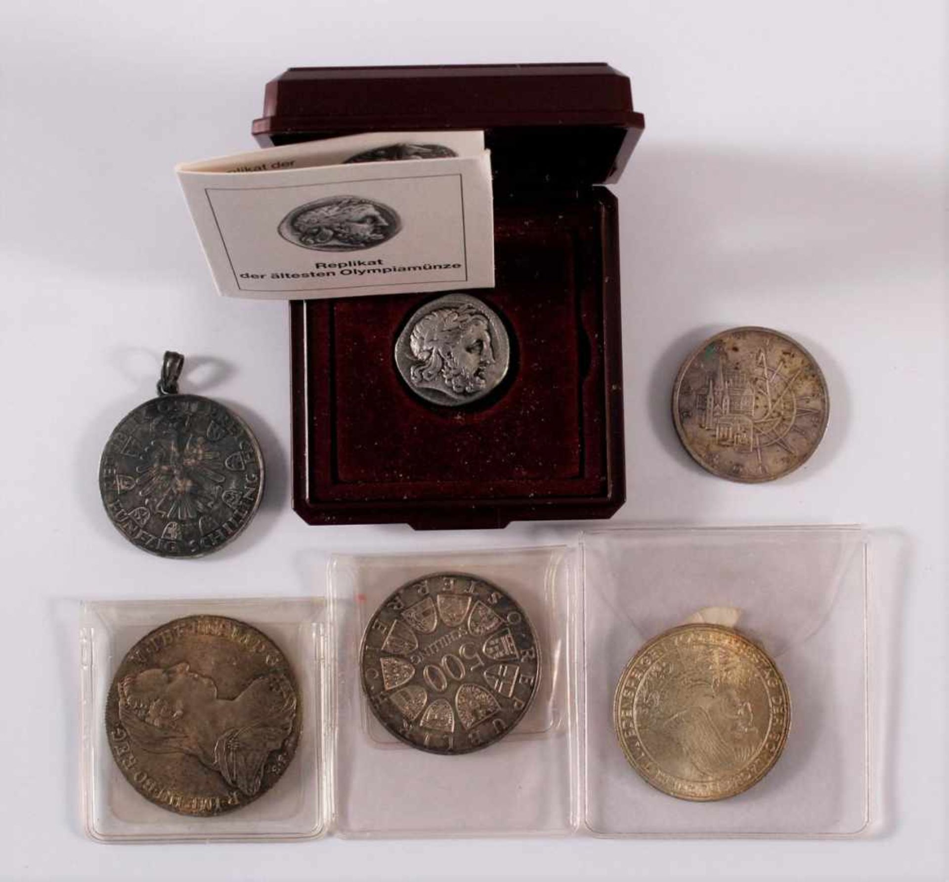 Keine MünzsammlungSilbermünzen: 1x 50 Schilling 1959 gehenkelt, 1x 10 DM Bonn 2000, 1x 100