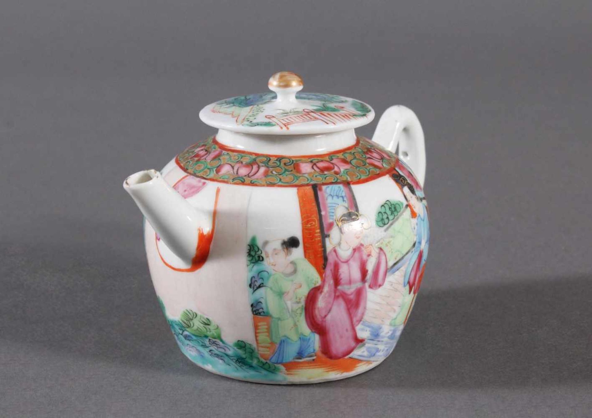 Teekännchen, China um 1920Porzellan polychrom bemalt mit Goldstaffage. Partiell berieben, sonst sehr - Bild 3 aus 6