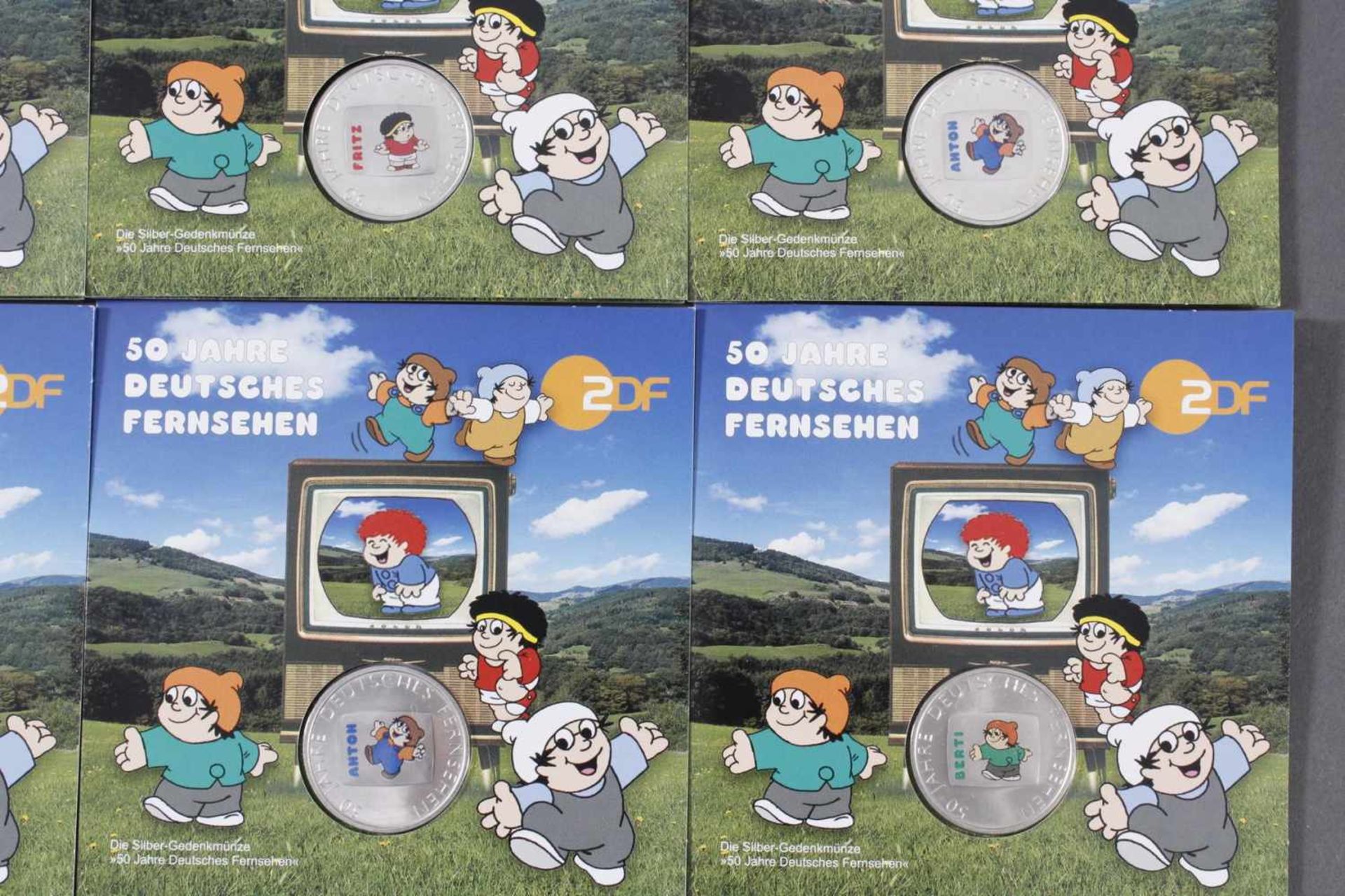 10 Euro Farbmünzen "50 Jahre Deutsches Fernsehen", 12 Silbermedaillen2 komplette Sätze Anton, Berti, - Image 3 of 3