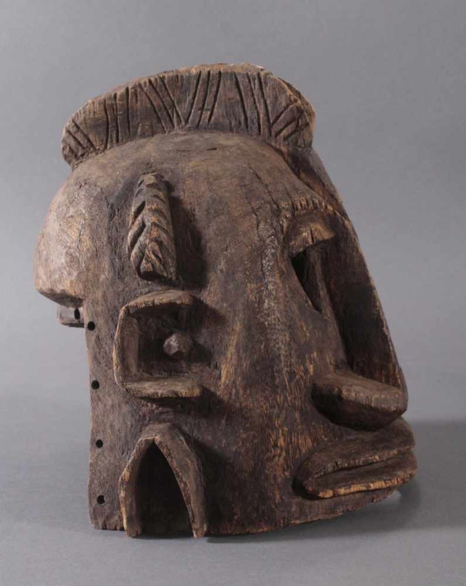 Antike Helmmaske der Dogon, Mali, 1. Hälfte 20. Jh.Aus Vollholz geschnitzt, ca. 29 x 25 x 24 cm, 2,5 - Bild 2 aus 4