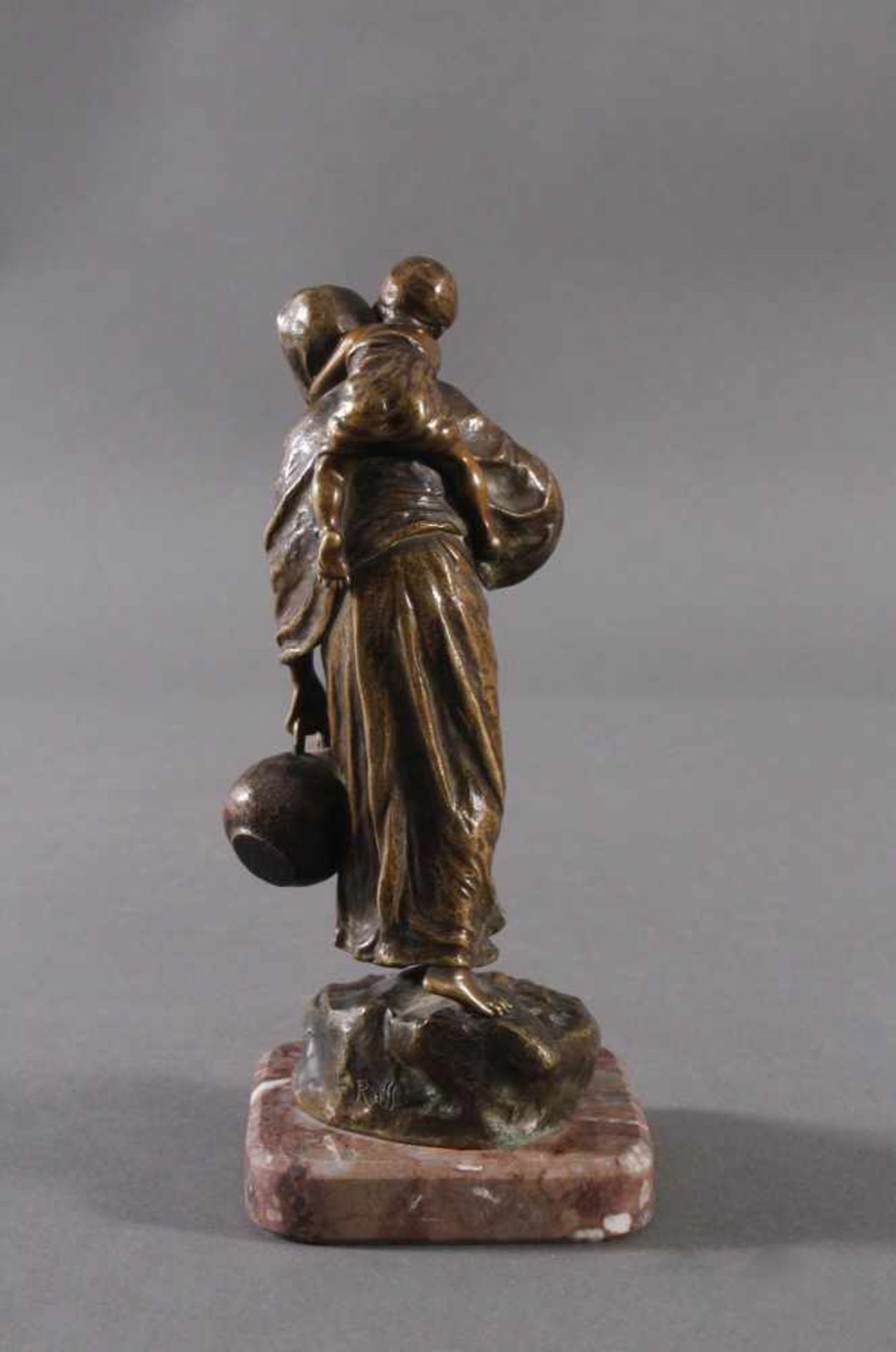 Andor Ruff (1895-1951)Mutter und Kind um 1925. Bronze patiniert auf Marmorsockel.Höhe mit Sockel ca. - Bild 3 aus 6