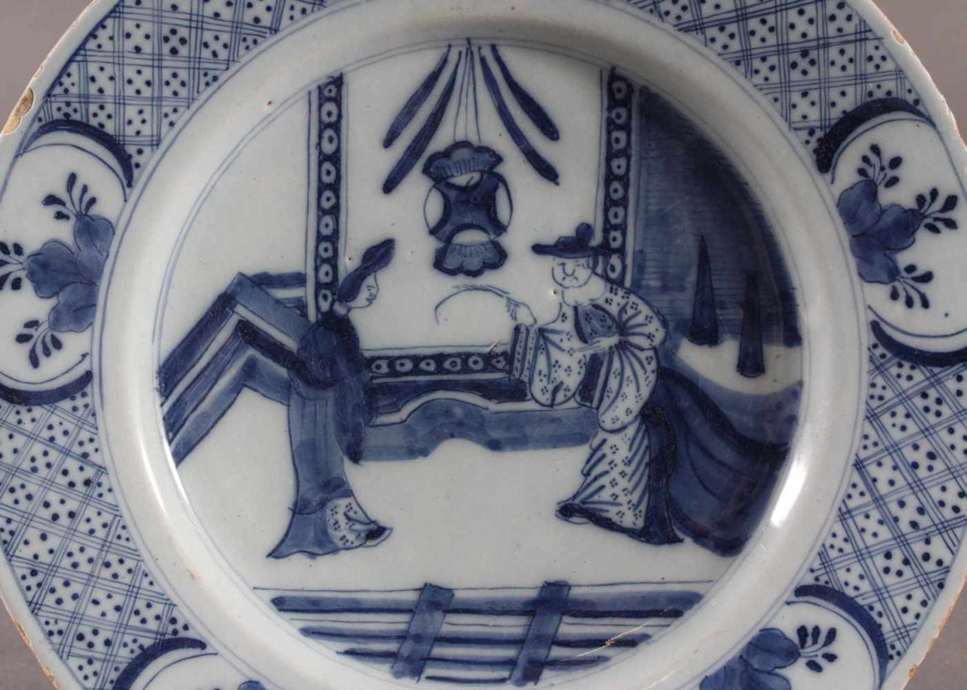 Fayence Teller, Hanau oder Frankfurt, Mitte 18. JahrhundertUnterglasur blaue chinoase Szenerie. Am - Bild 2 aus 4