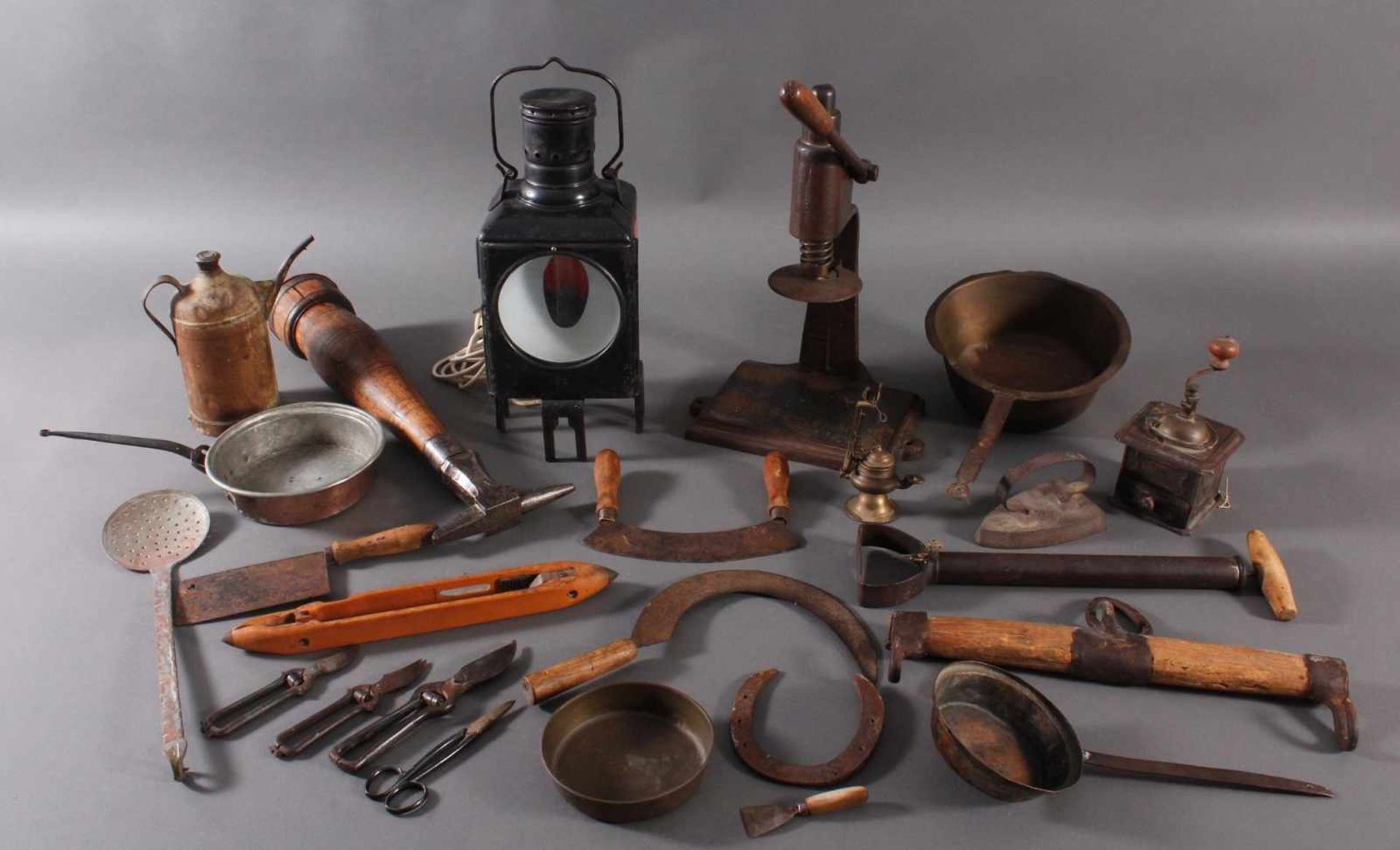 Antike Werkzeuge, Gebrauchs- und Dekorationsgegenstände1 Amboss ca. Höhe 62 cm. 1 Ölkanne. 1