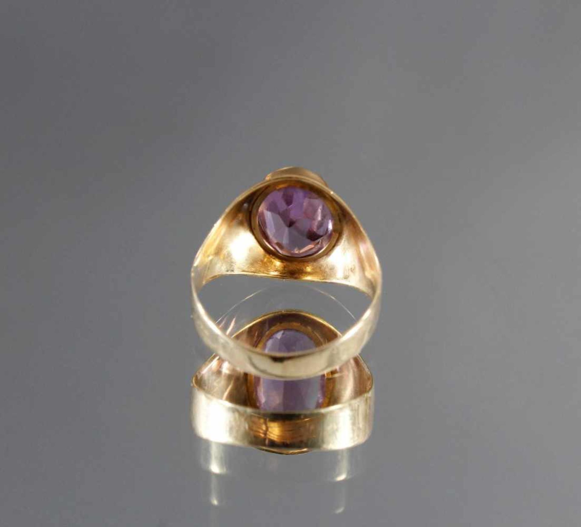 Damenring mit Amethyst, 8 kt GelbgoldPunziert 333, facettierter Amethyst, ovale Form,  ca. 1,1 x - Bild 4 aus 4