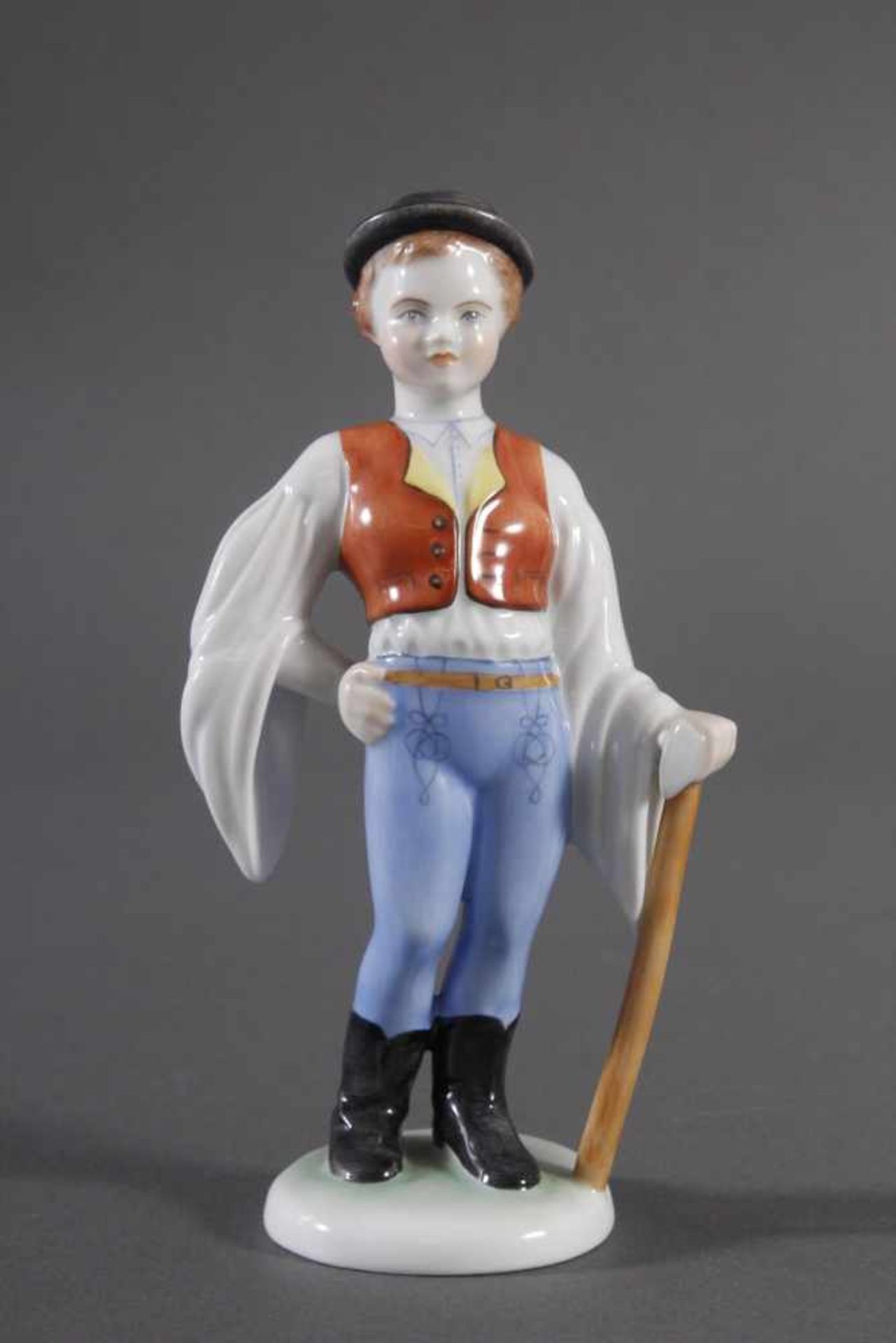 Herend-Figur, Ungarn, "Trachten Junge mit Axt"Porzellan, polychrom bemalt, Unterseite mit