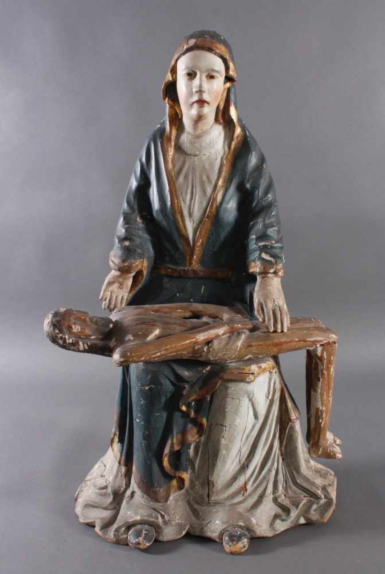 Pieta. 17./18. JahrhundertGroße, schwerer Holzfigur, aus dem Vollholz (wohl Lindenholz)