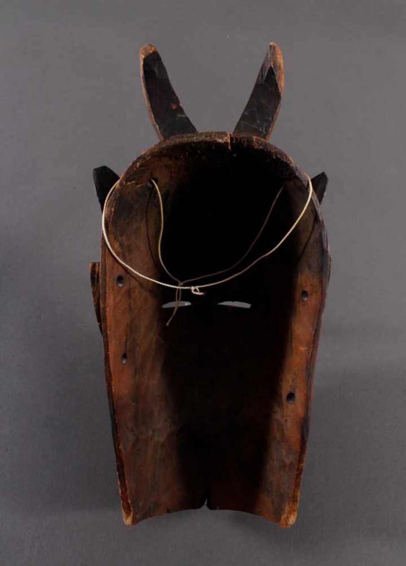 Maske der Baule, ElfenbeinküsteHolz geschnitzt, rot-schwarz gefärbt, Narbentatauierungen, mit - Bild 6 aus 6