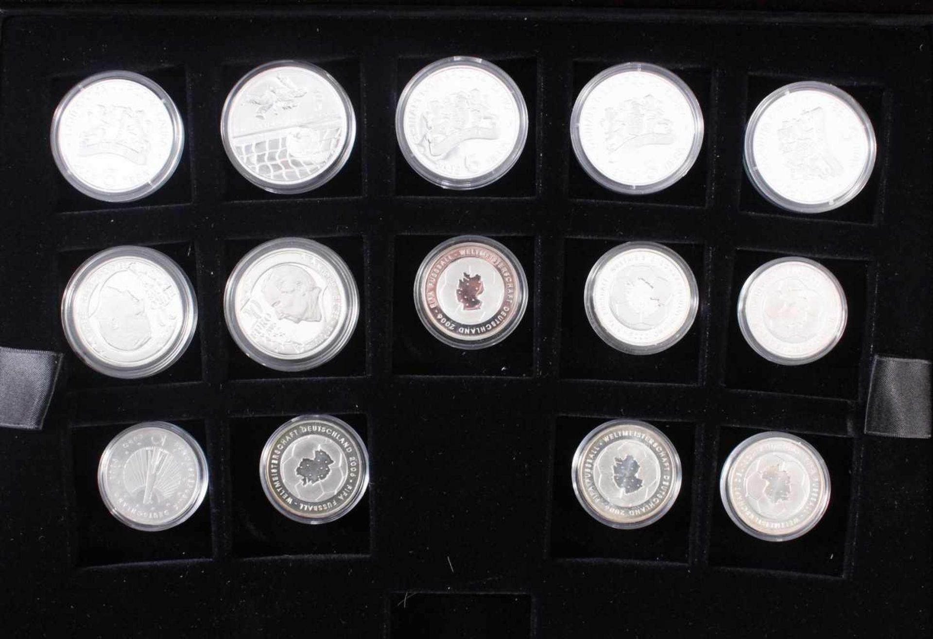 Die offiziellen Silber-Gedenkmünzen der Fifa Fußballweltmeisterschaft Deutschland 2006Alle in PP, - Bild 2 aus 7