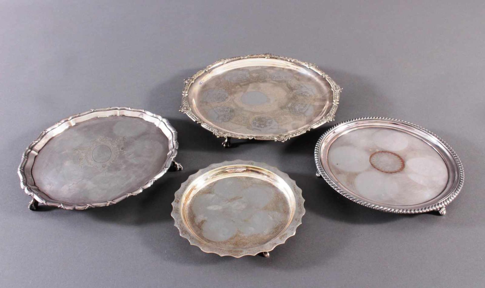 Vier Salver, EnglandVersilbert, einmal gemarkt Mappin & Webb, um 1900. Auf 3 bzw. 4 kleinen Füßen, - Bild 2 aus 5